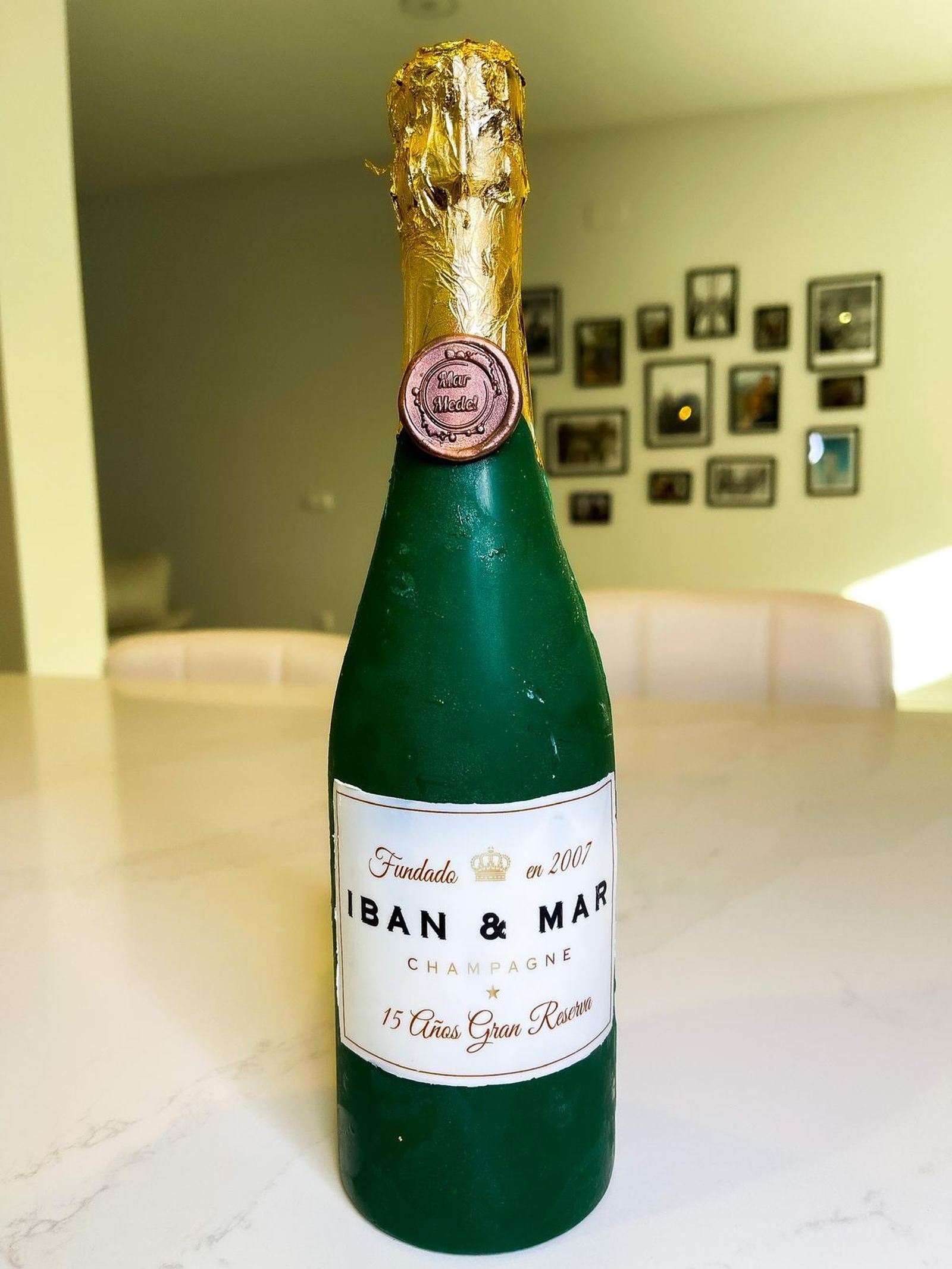 Tarta escultura con bizcocho de cava rosado y crema de cerezas