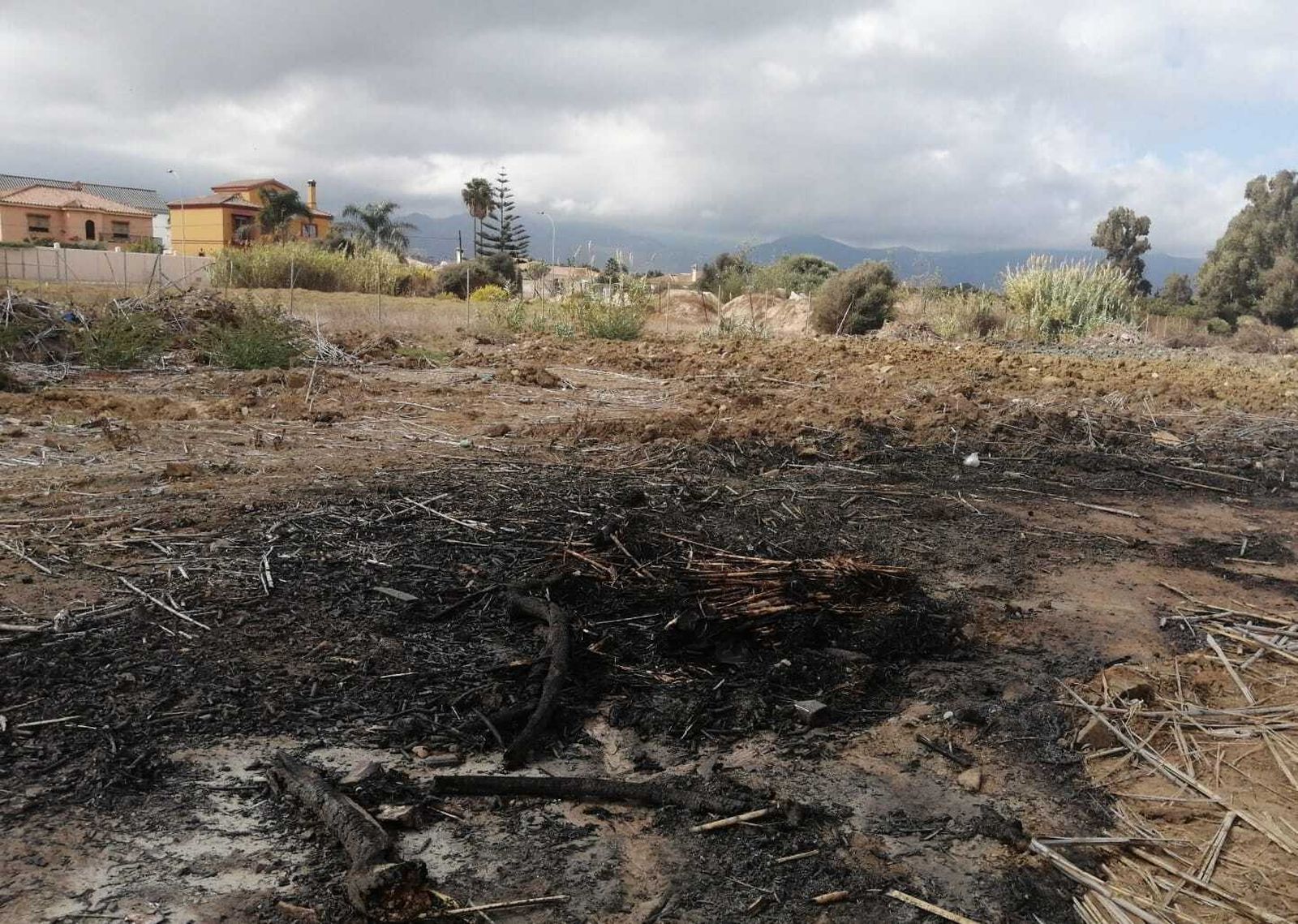 Escombros quemados en un solar de la calle Cabo Lastre, en Algeciras.