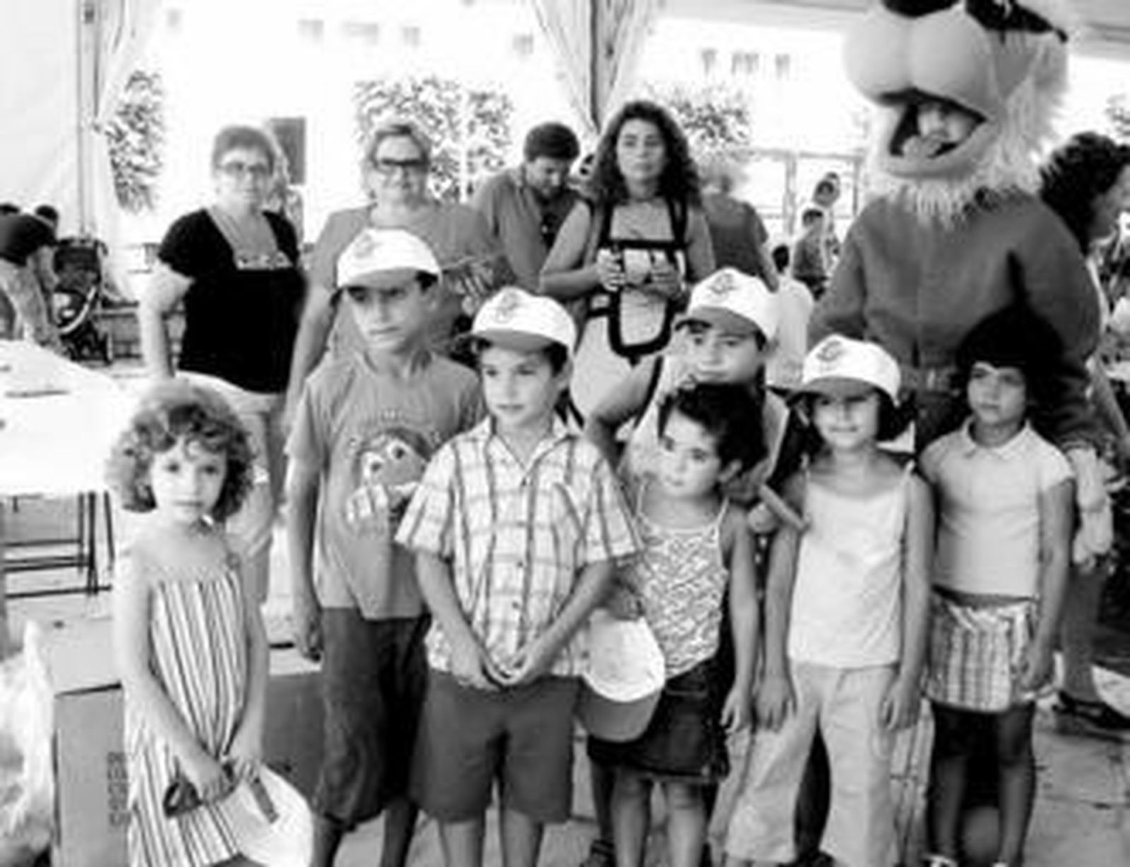 El muñeco Rock estuvo toda la mañana echándose fotos y repartiendo caramelos entre los niños.
