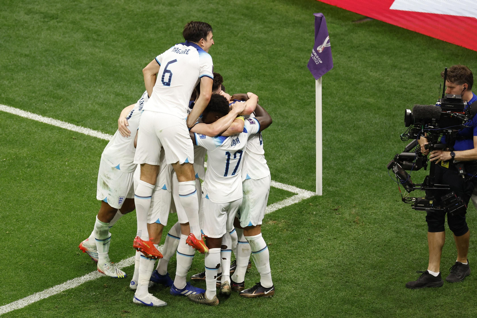 Jugadores de Inglaterra celebran un gol de Harry Kane.