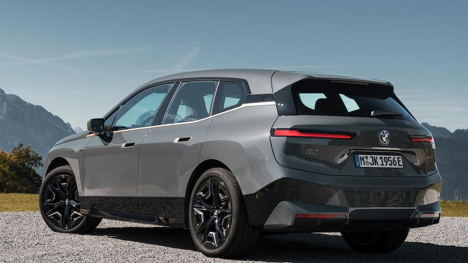 Este BMW iX es uno de los coches más potentes y rápidos jamás producidos por la marca. Y es eléctrico.