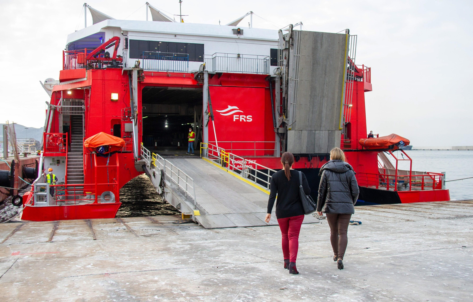 Dos pasajeras se acercan al ferry para tomarlo con destino a Melilla