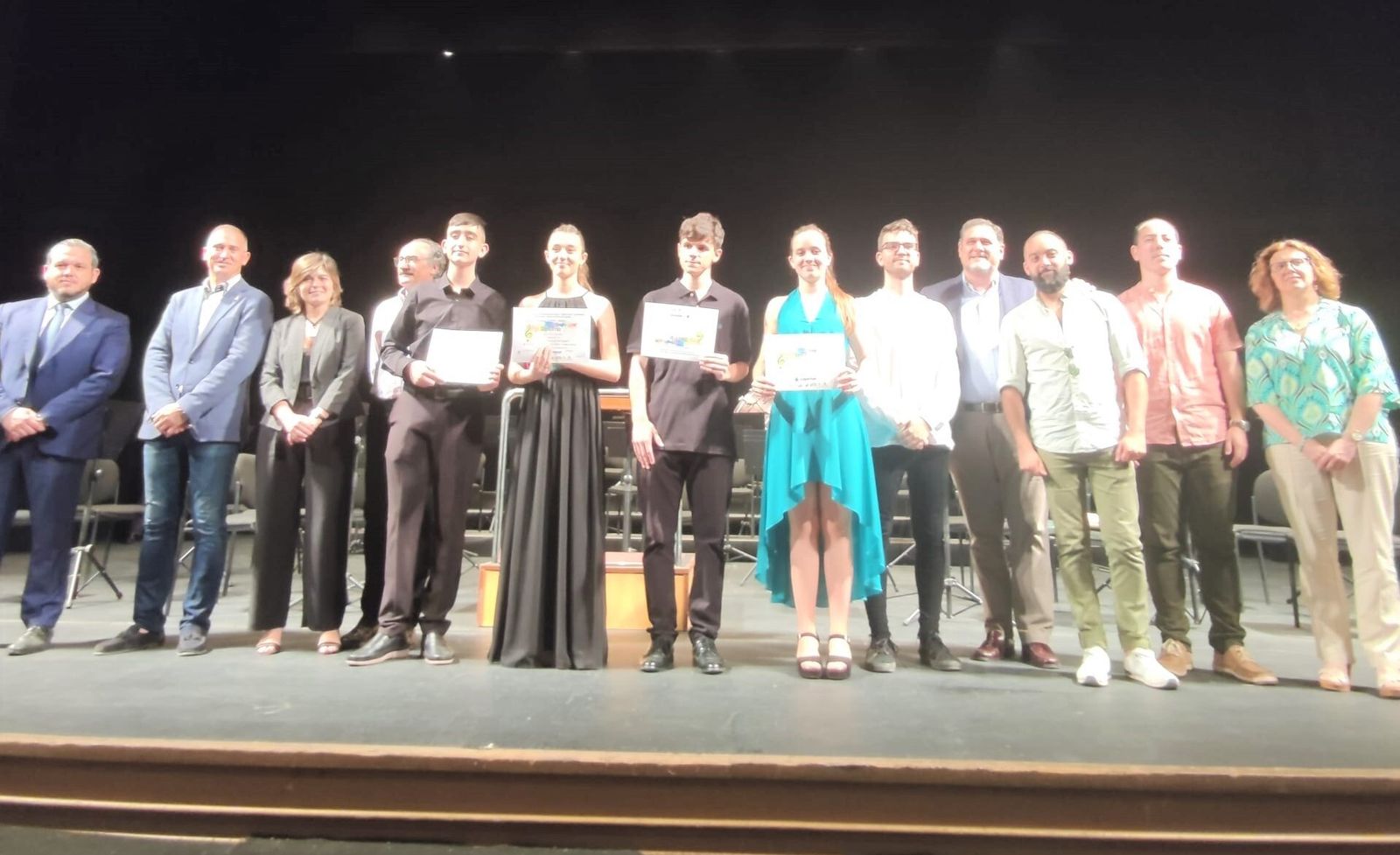 En el centro de la imagen, Salvador M. Asensio (saxofón), Candela Fajardo (violín), Dunia Navarro (violín) y Alberto Quirante (Piano).