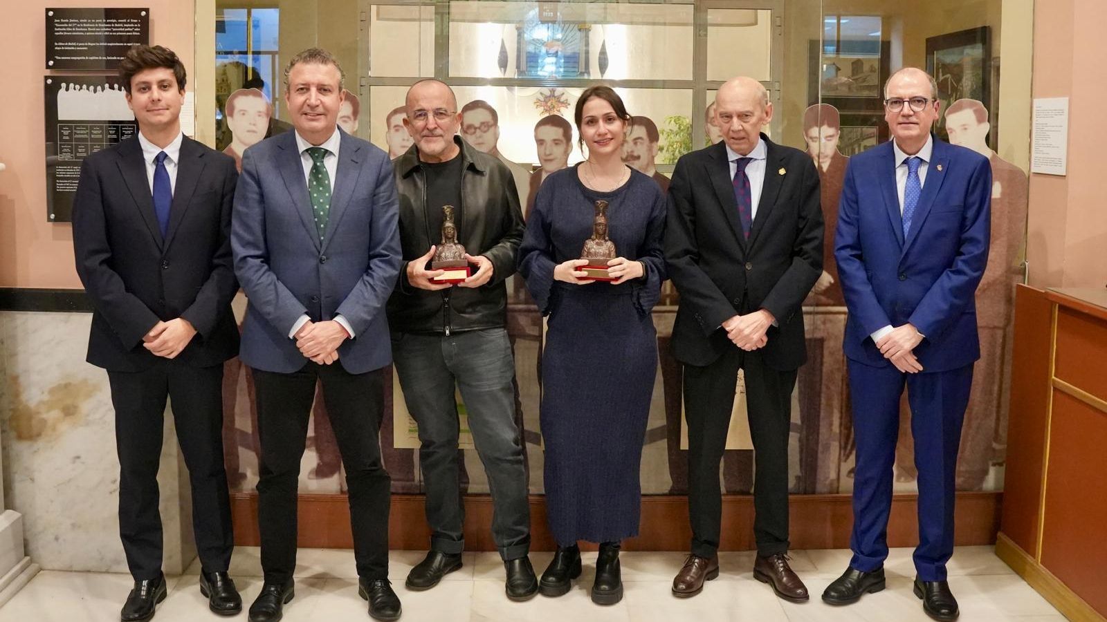 Los presidentes de la Diputación y el Ateneo, con los galardonados en la segunda edición del Premio de Poesía ‘Generación del 27’.