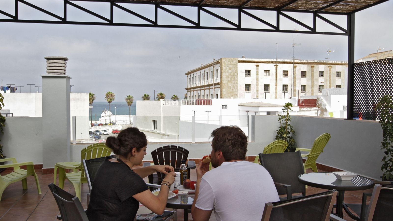 Clientes de unos apartamentos turísticos, en la terraza del alojamiento.