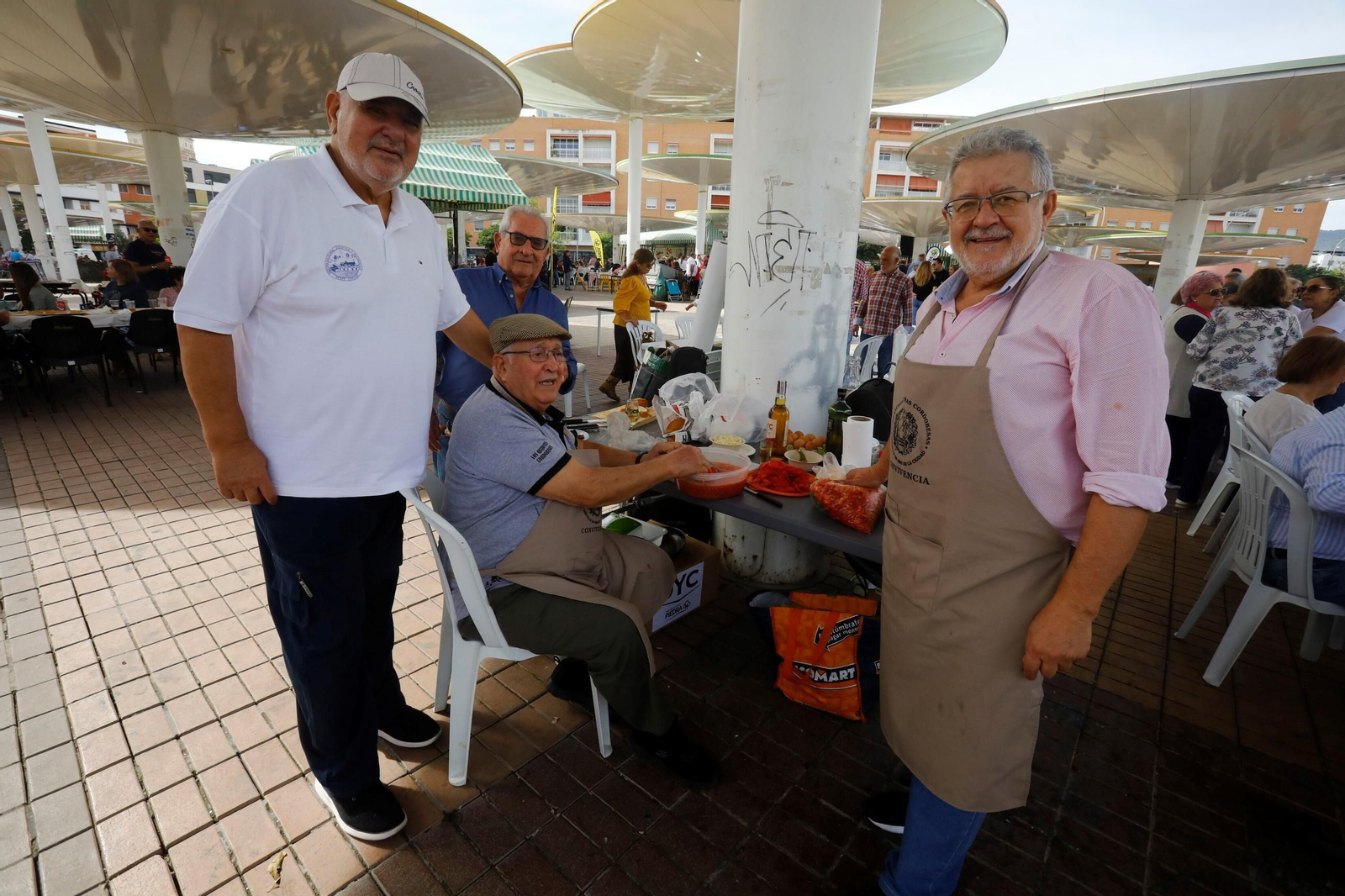 Las peñas celebran su tradicional perol en las Setas, en imágenes