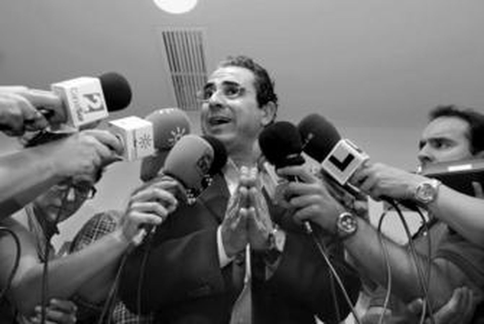 Diego Asensio, secretario general del PSOE de Almería, atiende a los medios de comunicación.