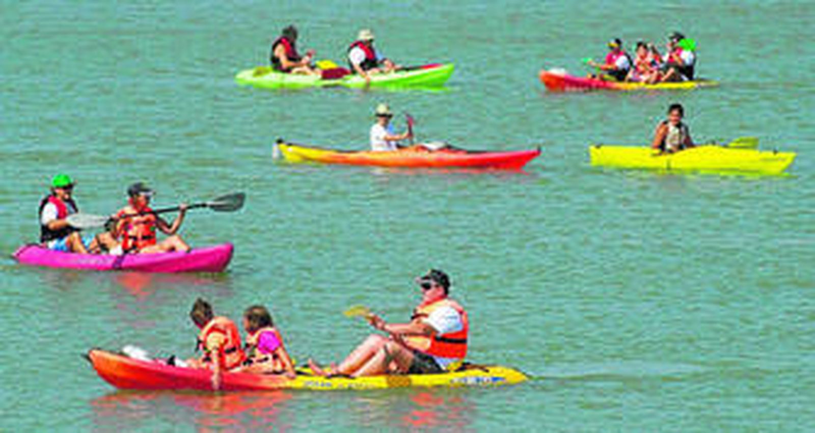 Foto de archivo de participantes en una de las concentraciones de kayak en la playa de Sancti Petri.