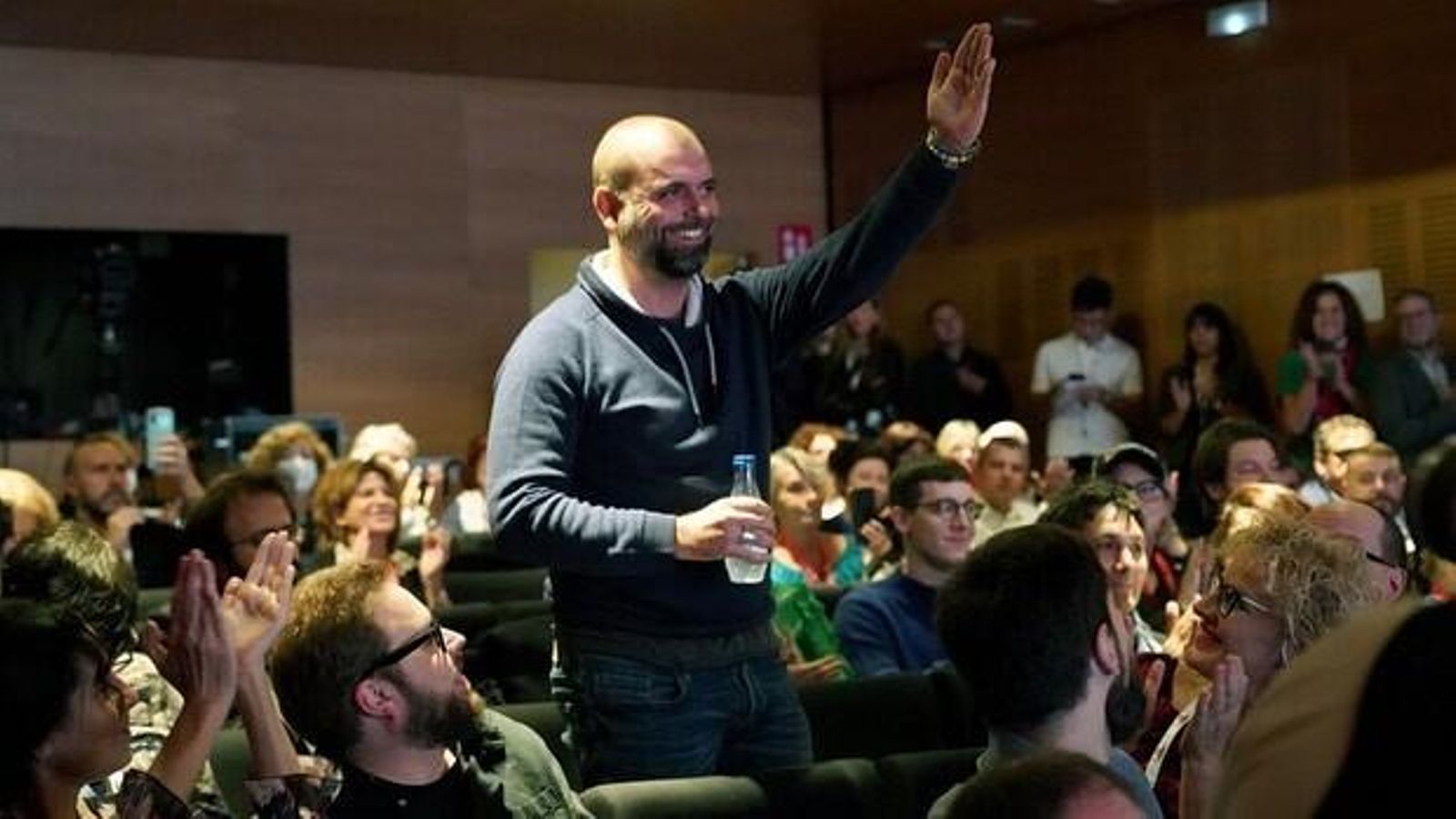 Morante saluda tras conocerse el palmarés de la Seminci de Valladolid.