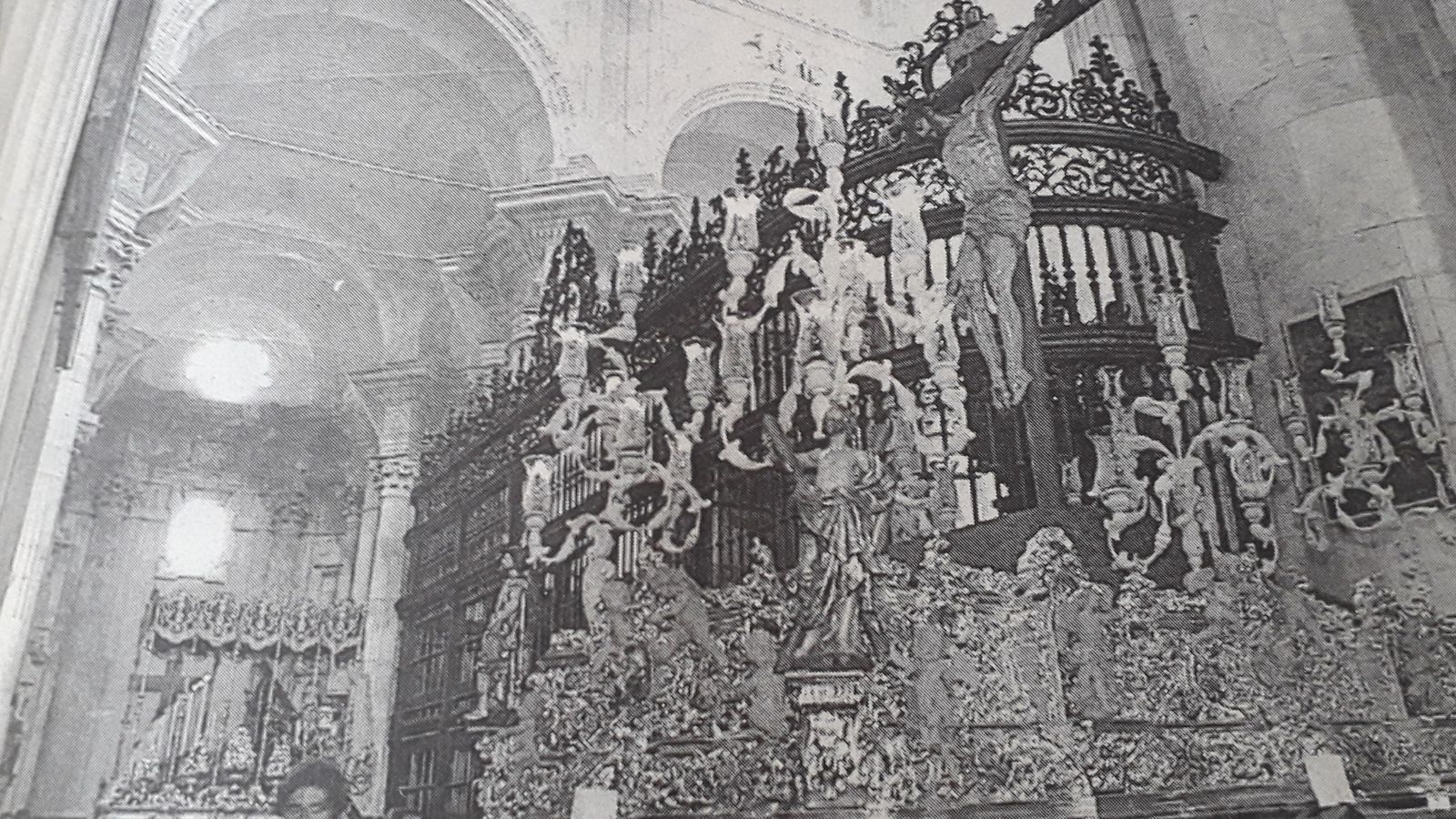 Los pasos de Vera-Cruz, tras refugiarse en la Catedral en 1995