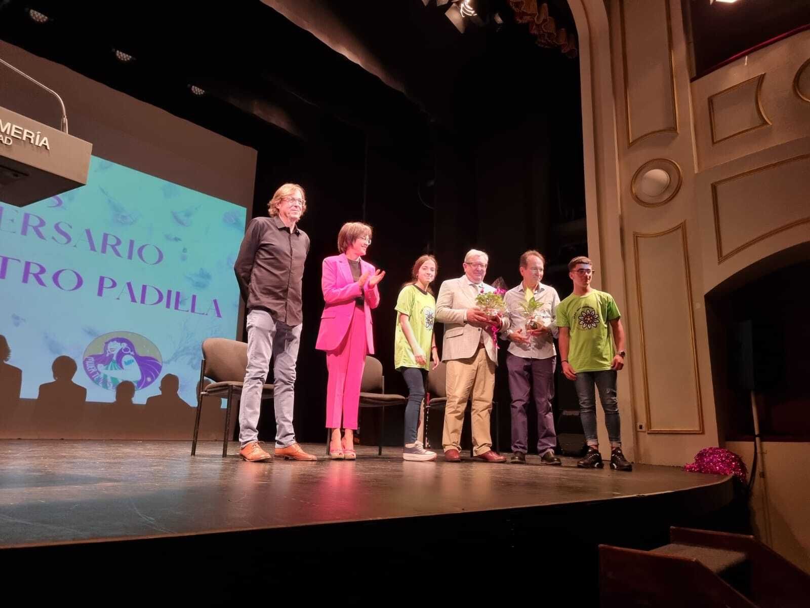 El primer director homenajeado durante la ceremonia del 25 Aniversario junto a la actual directora.