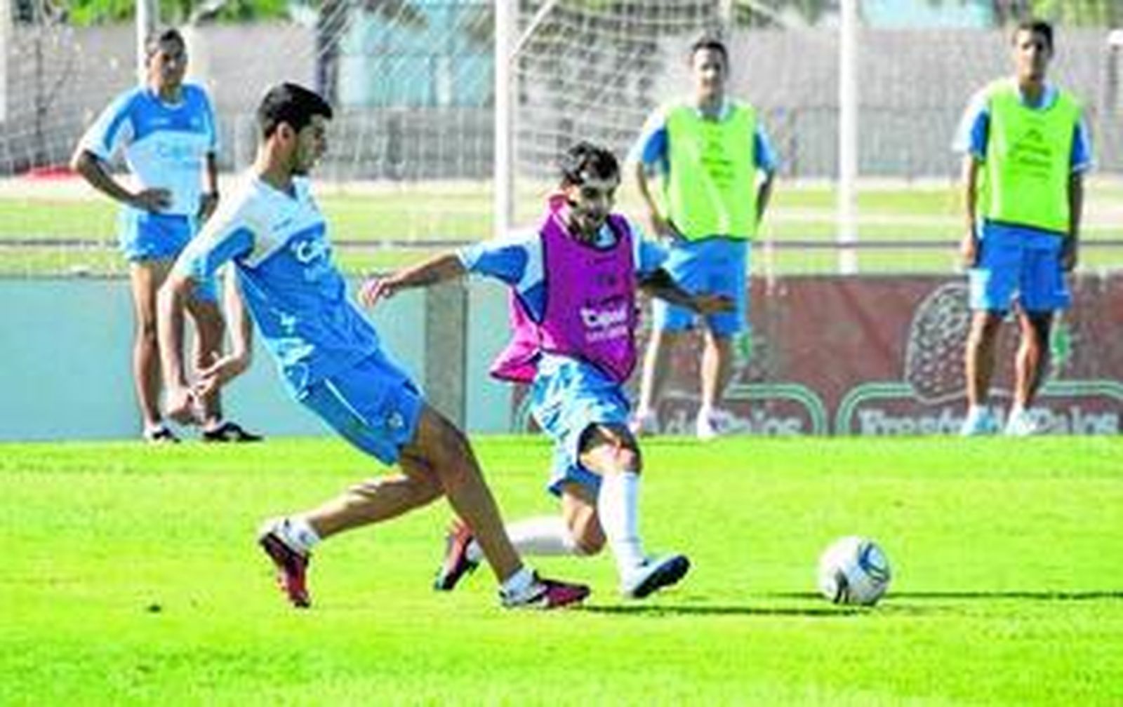 Cifu presiona a Javi Álamo en un entrenamiento del Recreativo.