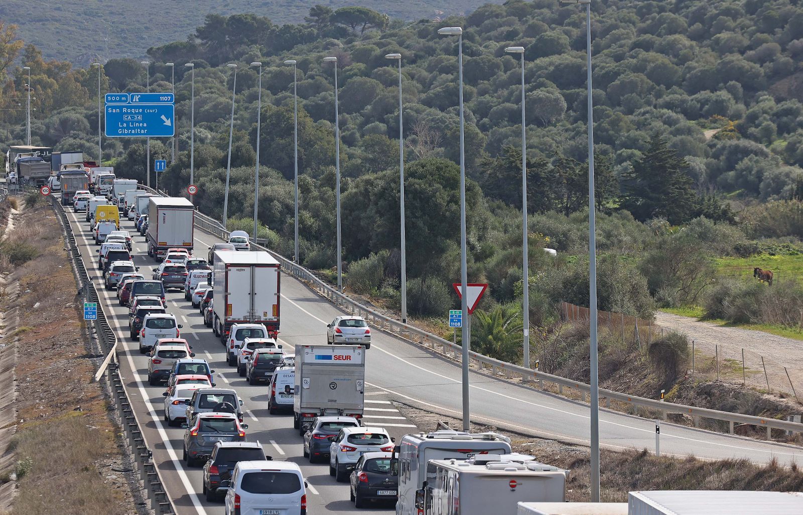 Imágenes del incendio de la grúa que colapsa de nuevo la A7