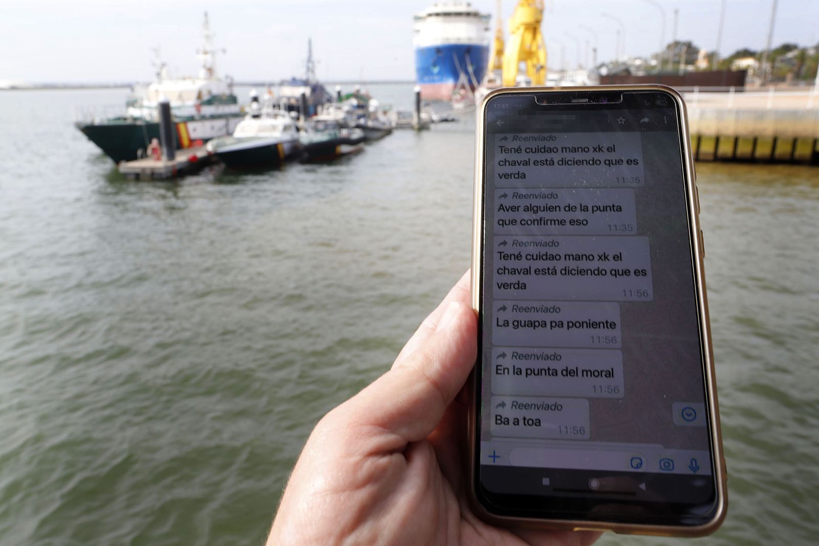 Pantallazo de uno de los chats, con las patrulleras de la Guardia Civil y Vigilancia Aduanera en el Muelle de Levante de Huelva, ayer.