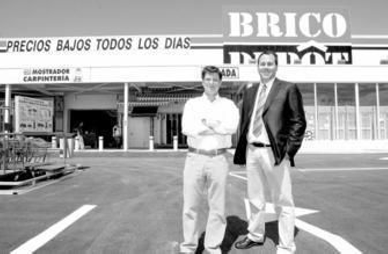 El director de ventas en Almería, Enrique Arteaga, y el director de expansión, Alfonso Díaz, durante la apertura de las instalaciones de Huércal de Almería.