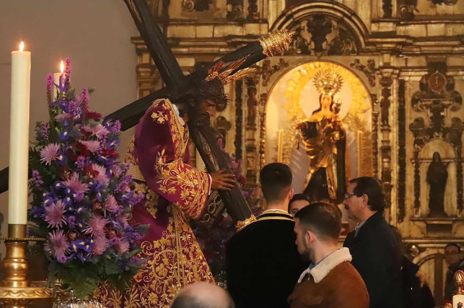 Imágenes de la bendición la la nueva túnica del Señor de Pasión y posterior besamanos