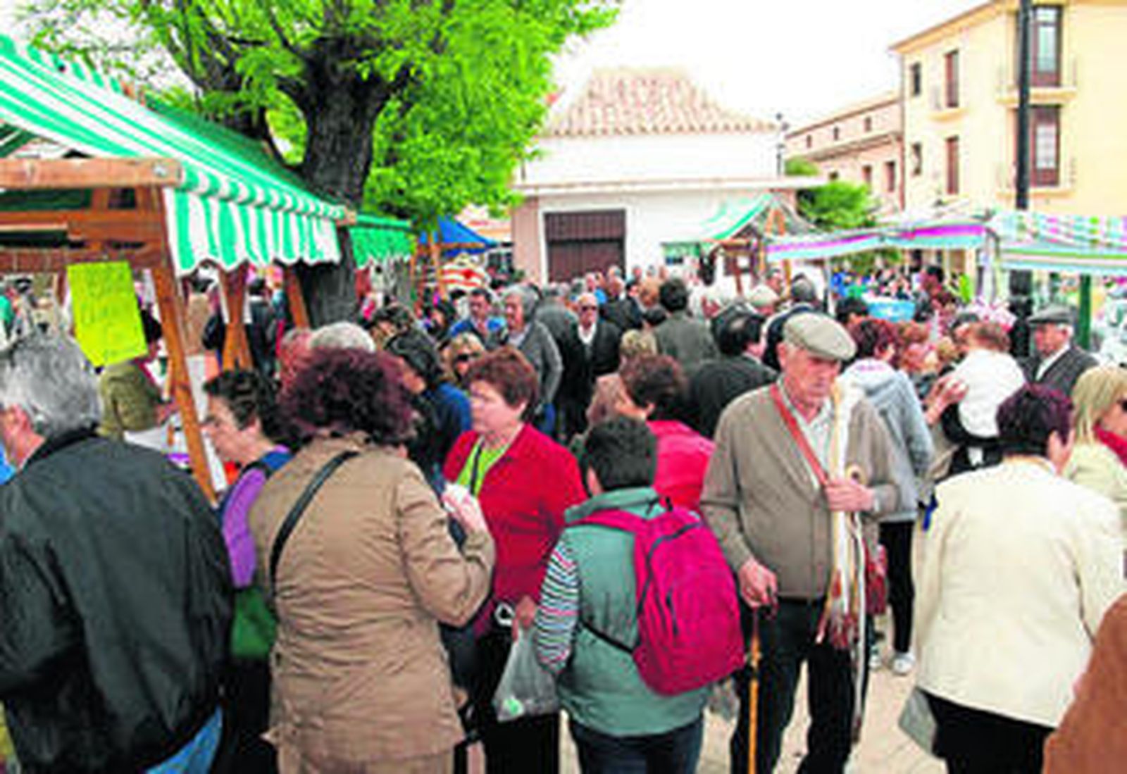 Aspecto que presentaba ayer la feria con los puestos llenos