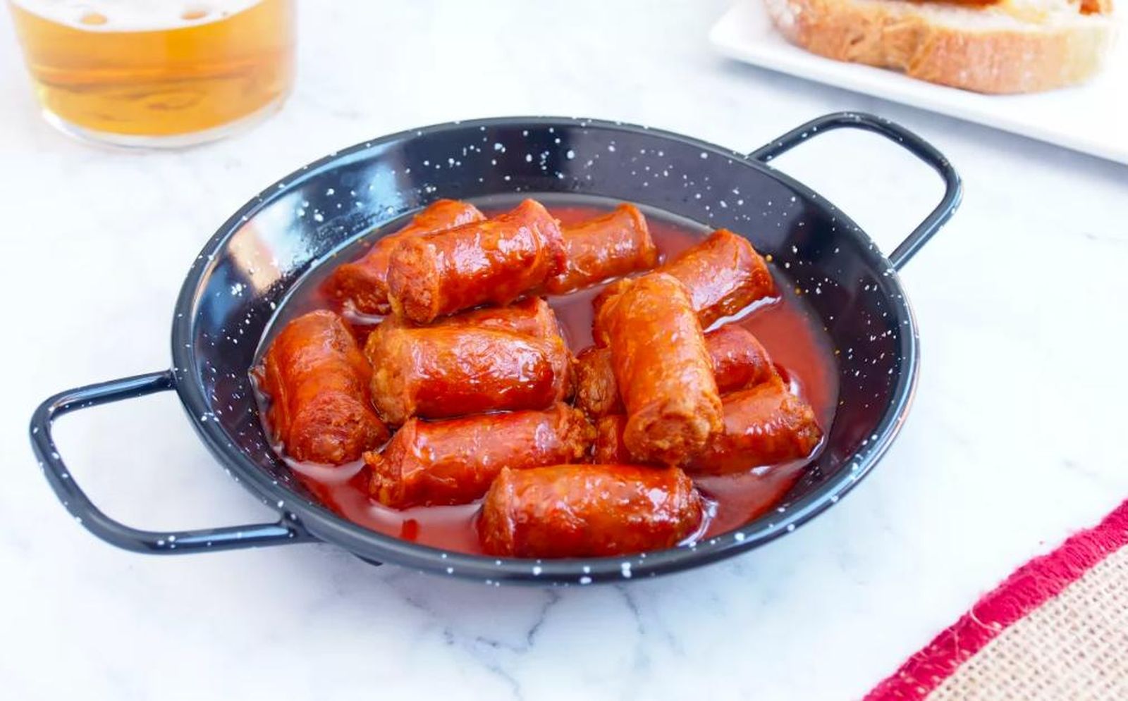 Aprende cómo hacer la tradicional tapa de chistorra a la cerveza