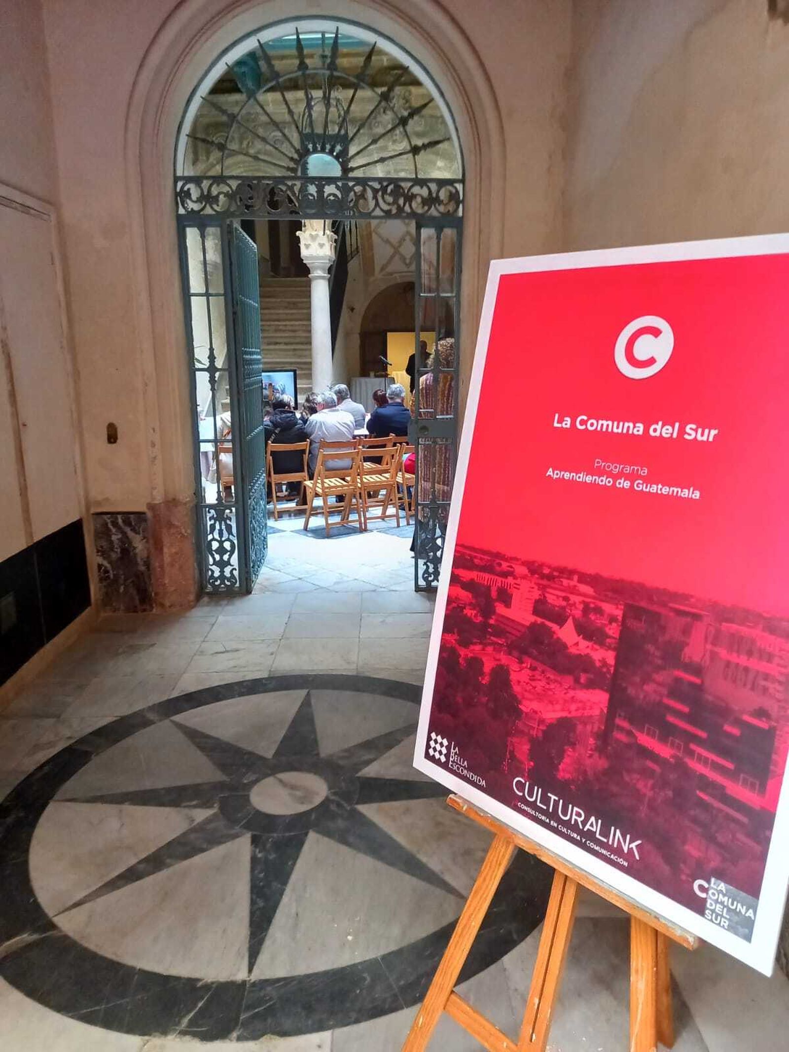 Cartel de la presentación a la entrada de la Bella Escondida.