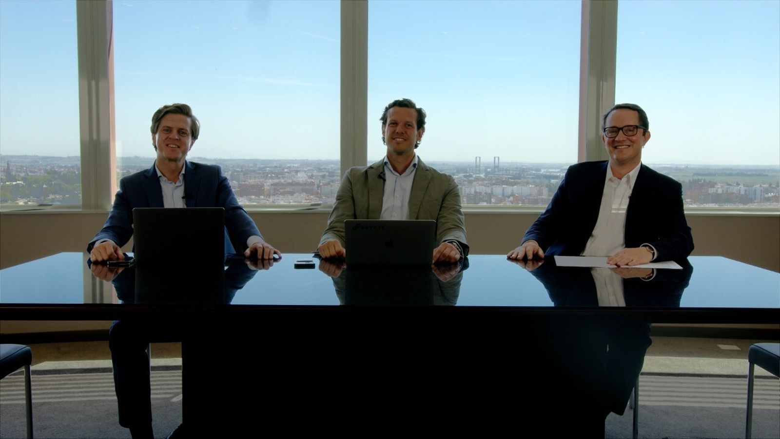 Jesús Alba y Pablo Ochoa, socios de la compañía; junto a George Berczely (a la derecha), nuevo CEO de la entidad.