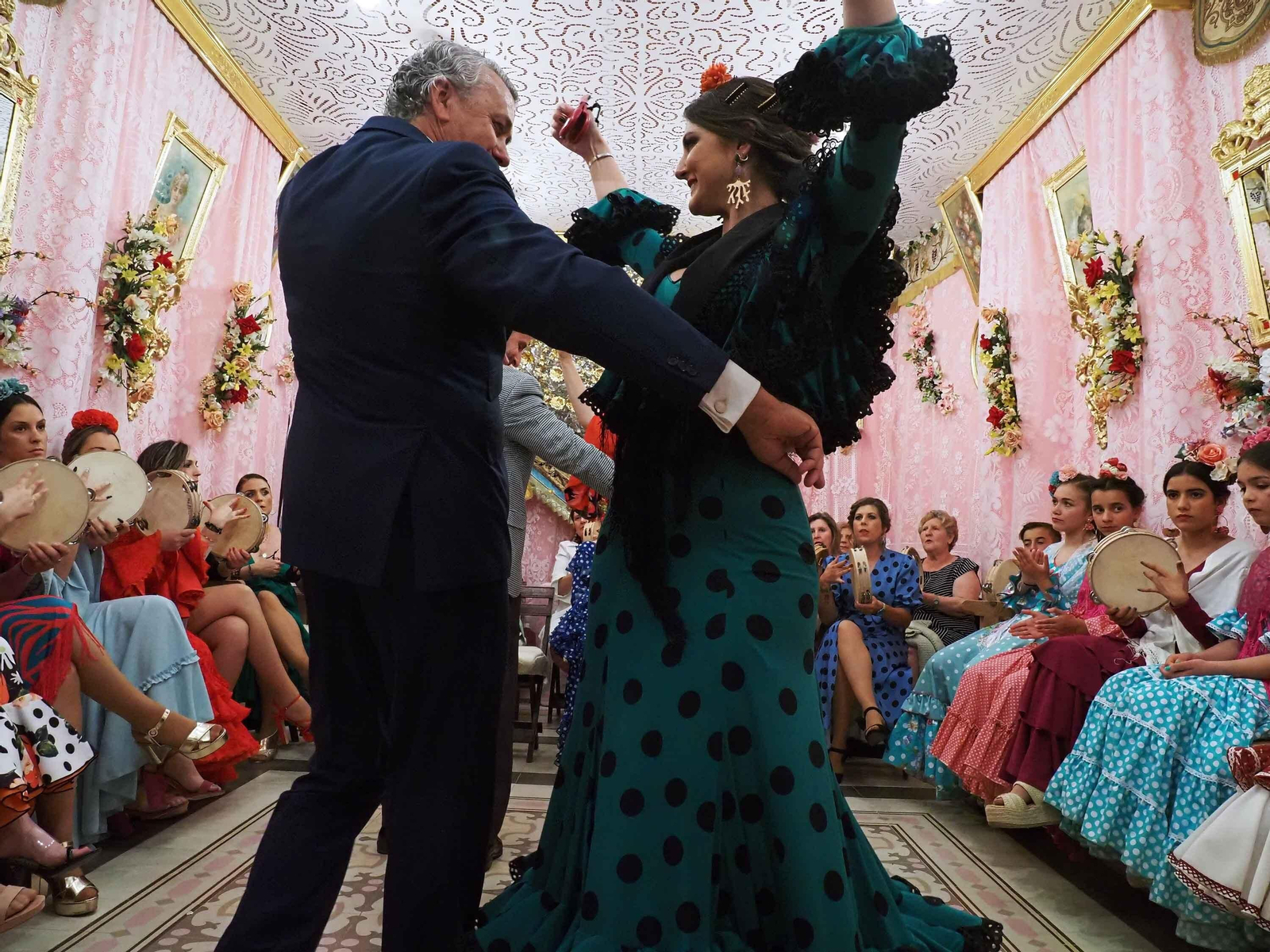 La localidad de Alosno vive con intensidad su festividad de las Cruces de Mayo.