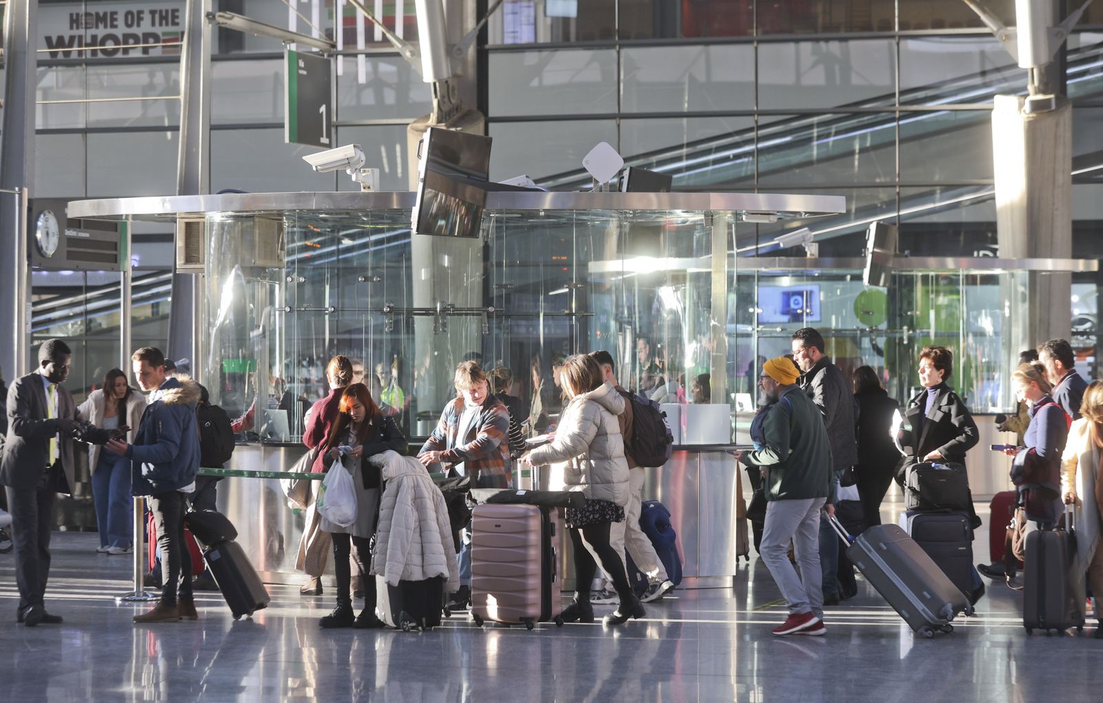 Varios pasajeros hacían colas este martes afectados por la avería.