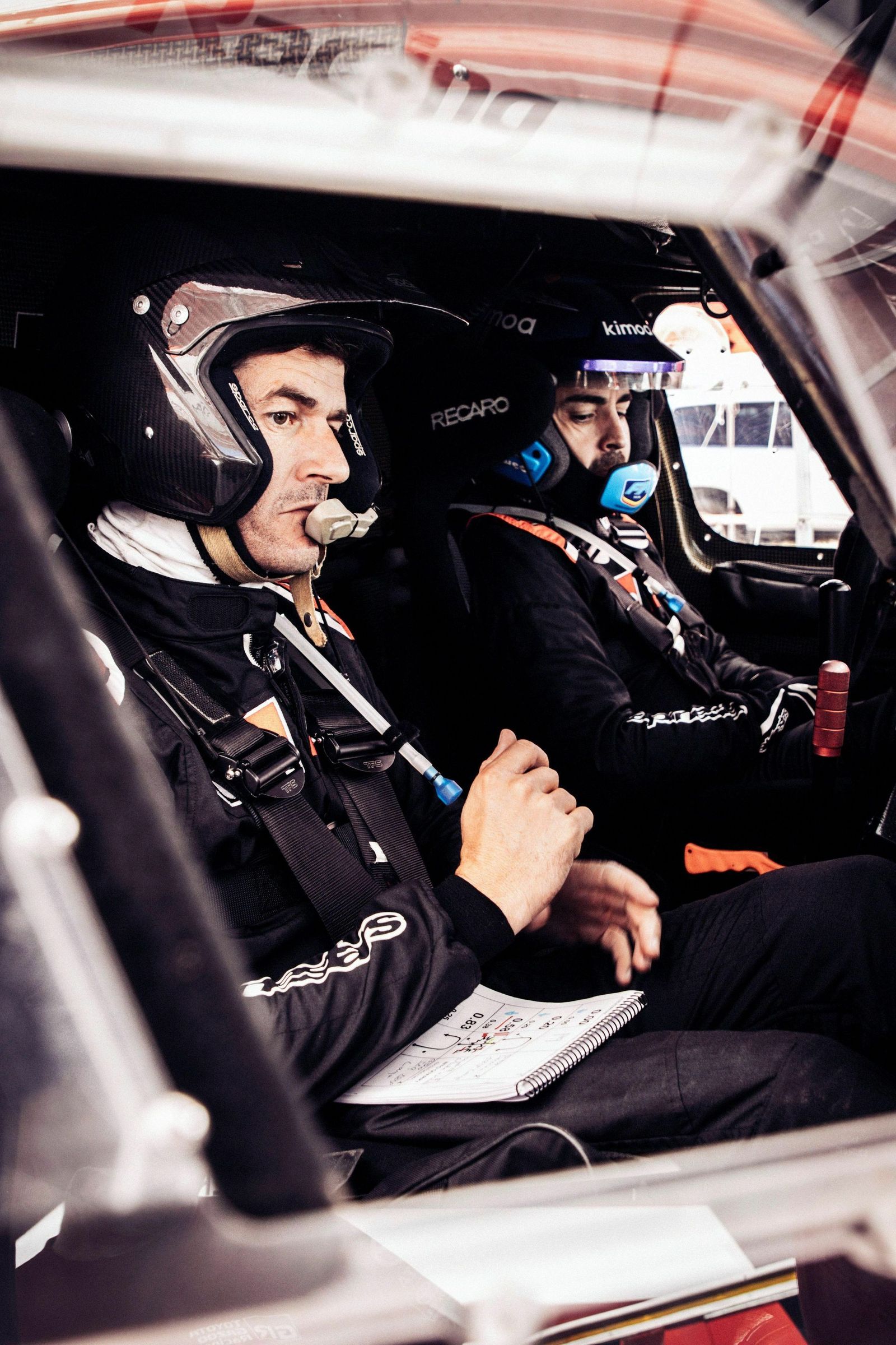 Fernando Alonso y su copiloto, Marc Coma.