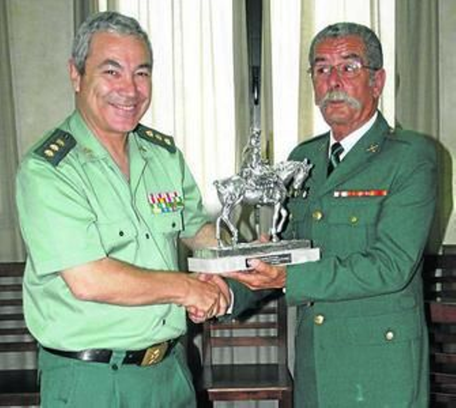 Antonio Tocón entrega ayer un bonito recuerdo al guardia Pedro Durán.