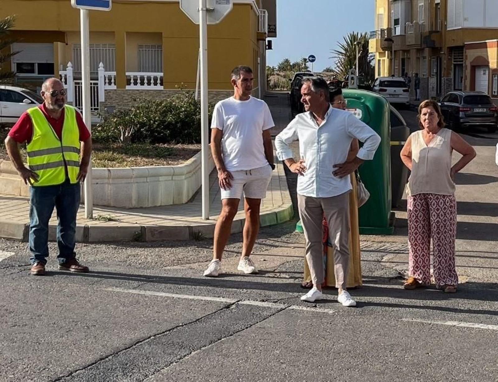 Juanjo Segura con vecinos de Cabo de Gata. Juanjo Segura con vecinos de Cabo de Gata.