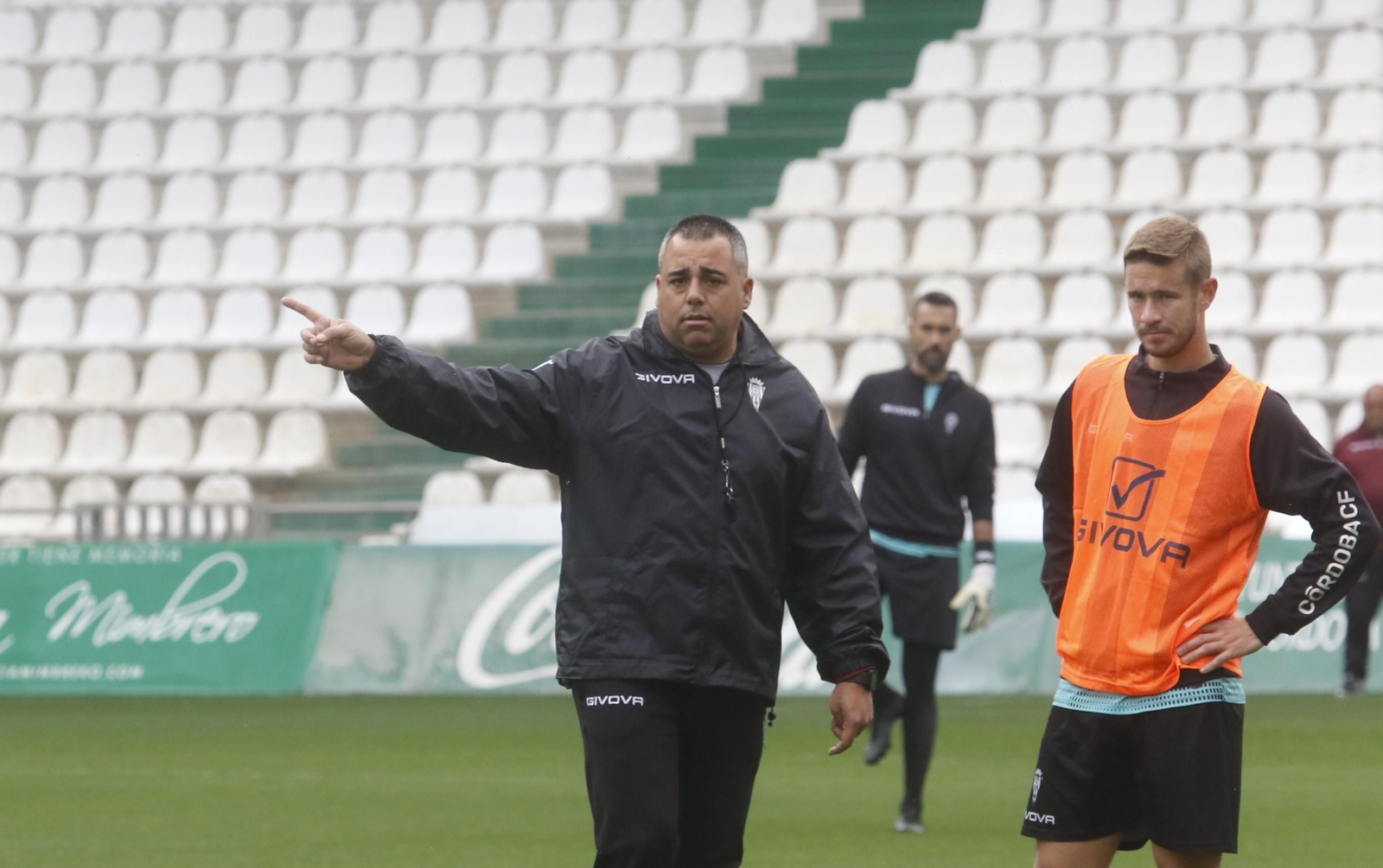 Germán Crespo da órdenes durante un entrenamiento ante la presencia de Valtteri.