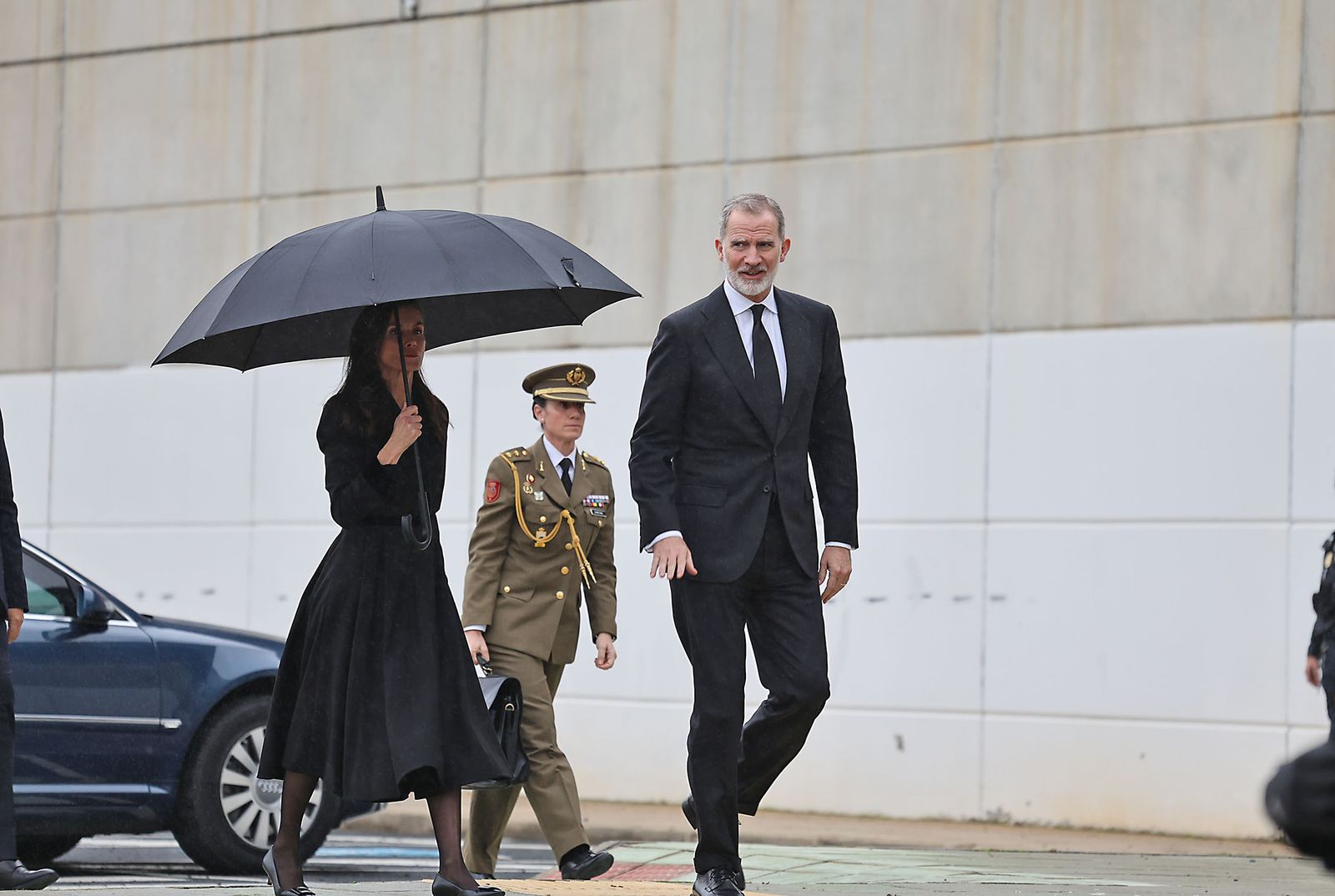 Fotografías de la llegada de los reyes Felipe VI y Doña Letizia al funeral por las víctimas de Adamuz en Huelva