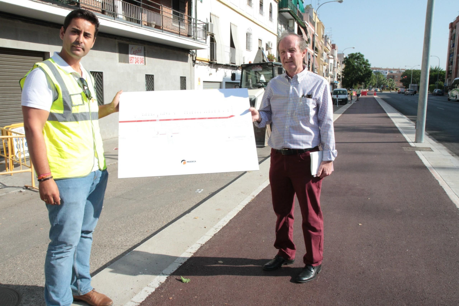 Andrés Pino muestra los planos de la actuación junto a un operario.