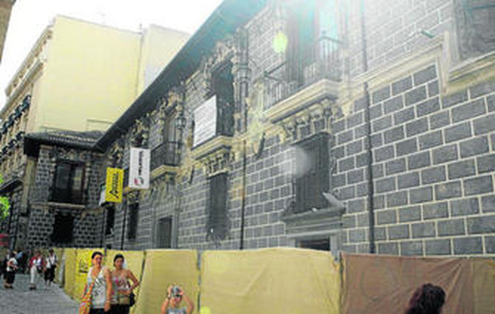 La nueva Madraza recupera su fachada tres siglos después