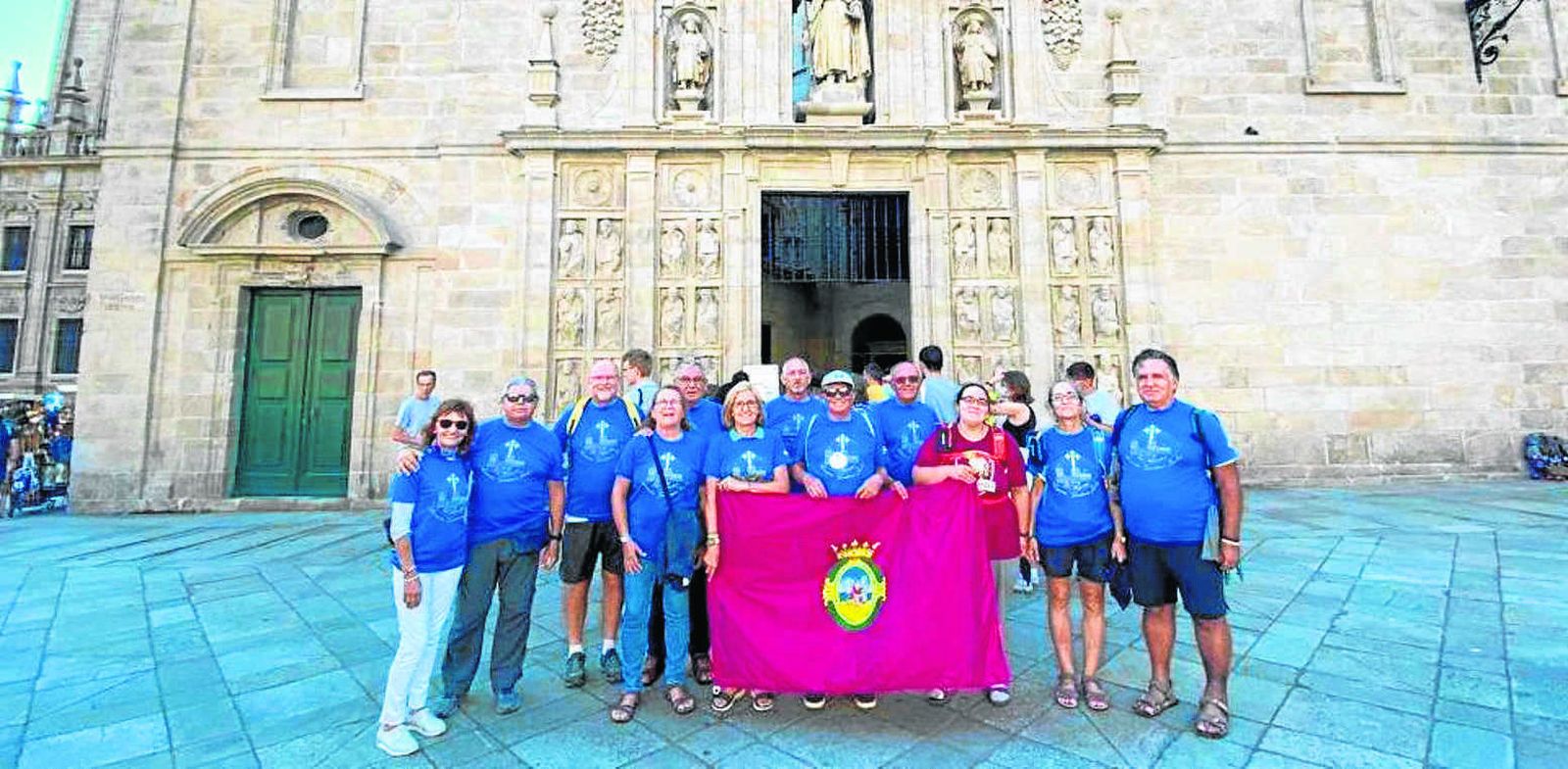 Mamen Barea, Pepe Gómez, Eduardo Gigirey, Marisa Gil, Santiago Galván, Marga Suárez, Franciso Salas, Manuel Barea, Rafael Rosso, Carmen Anillo, María del Carmen Díaz y Joaquín Anillo, tras finalizar la peregrinación a Santiago de Compostela por el camino inglés.