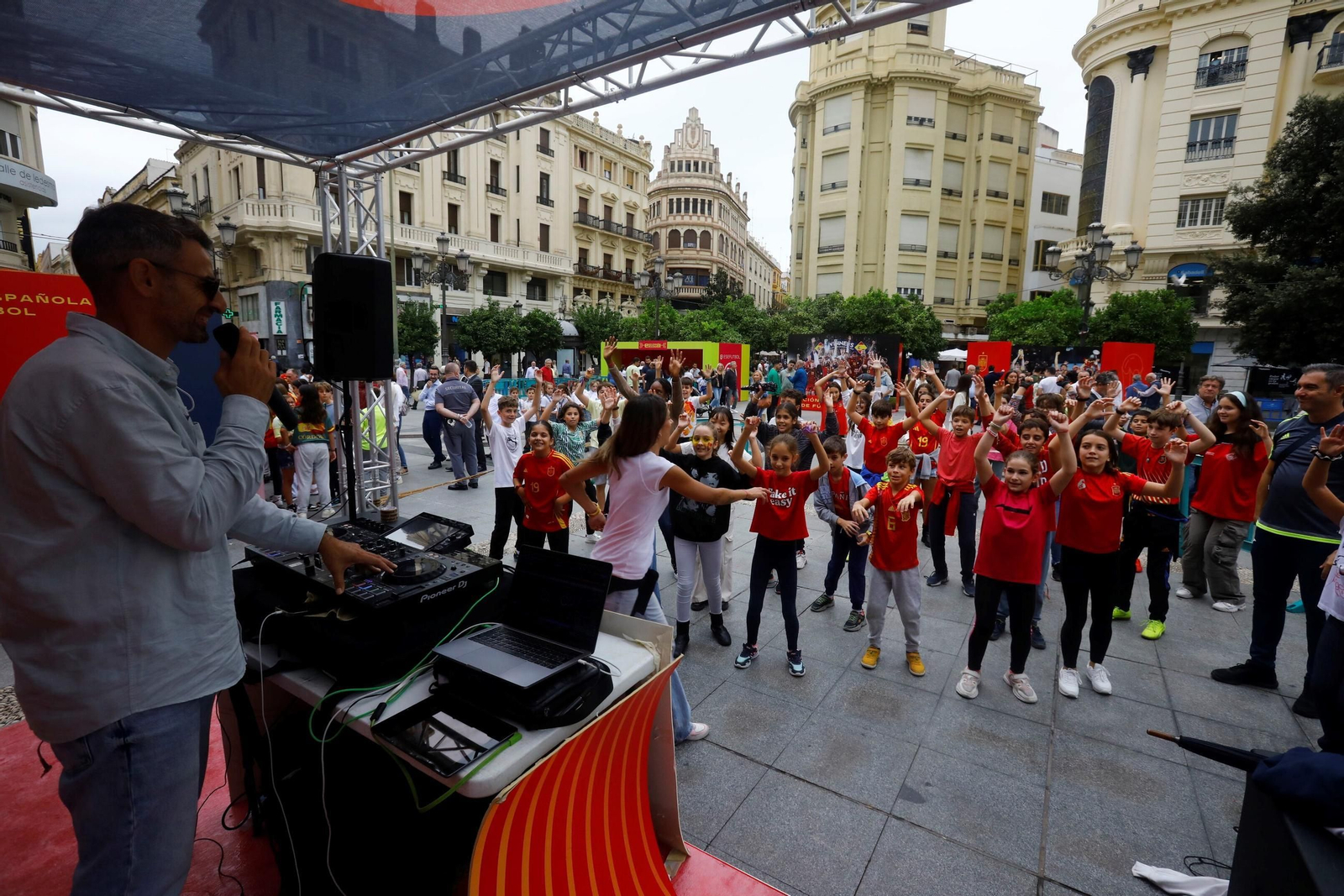 Los colegios de Córdoba disfrutan de la Fan Zone de la selección española, en imágenes