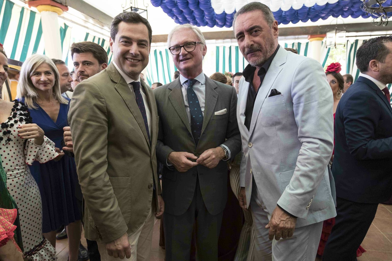 Juanma Moreno , con los periodistas  Joaquín López-Sáez  y Carlos Herrera