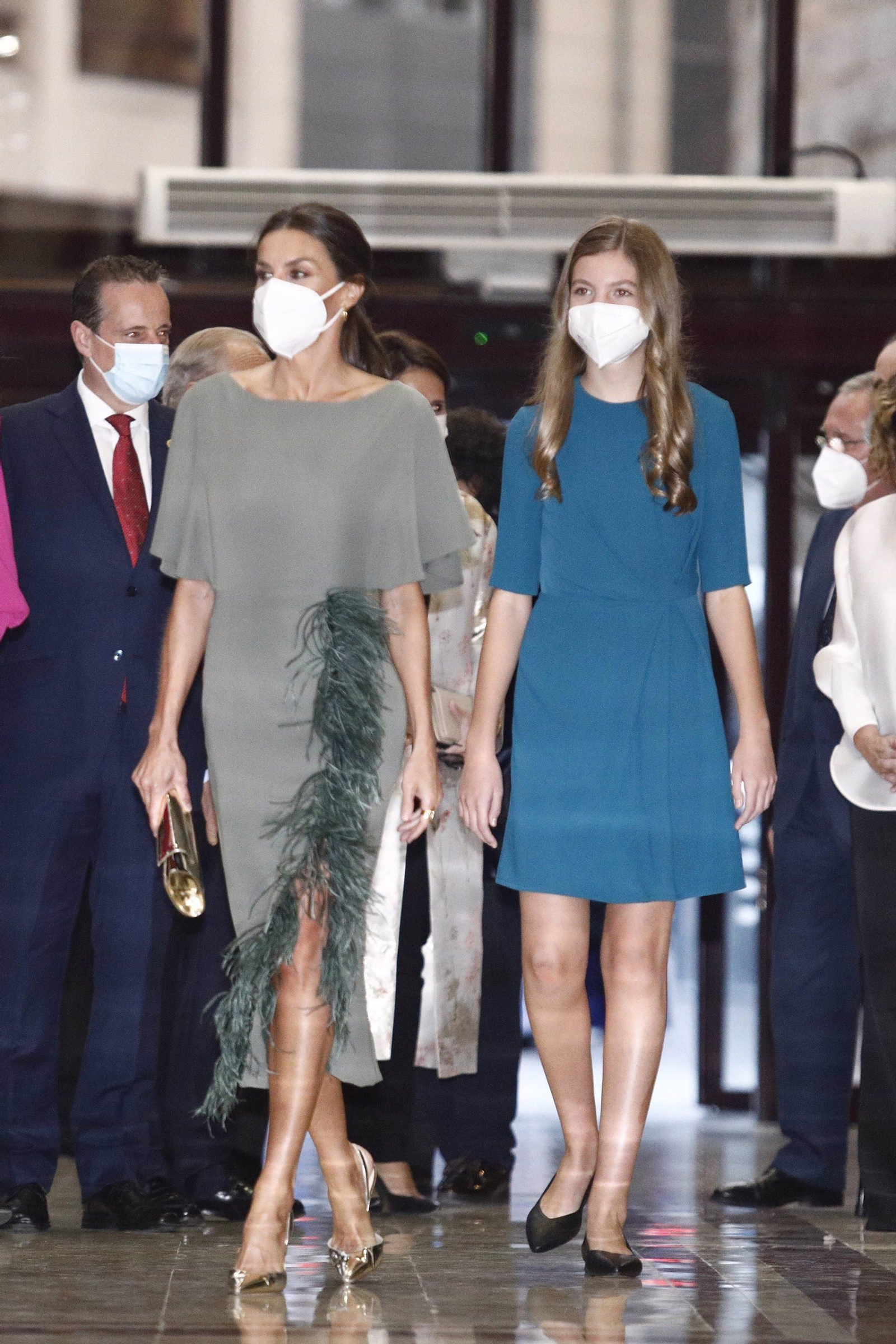 La infanta Sofía con un vestido de color azul.