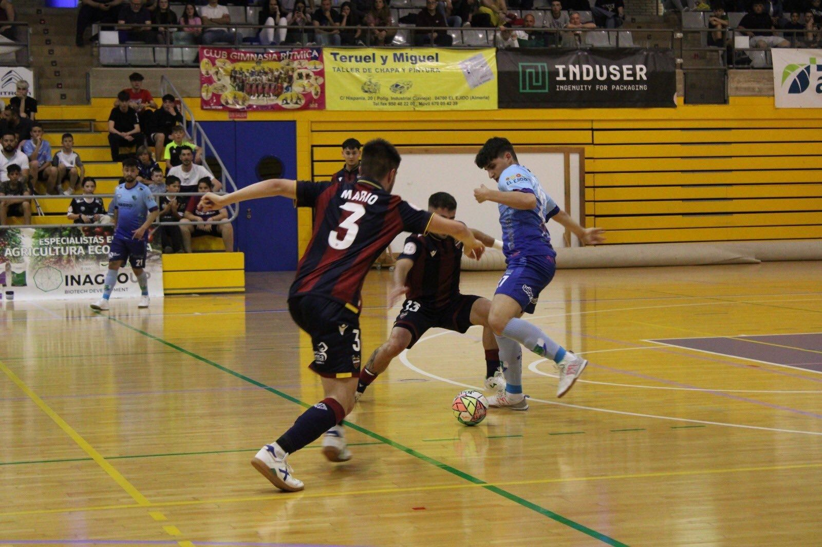 Un jugador celeste trata de salir de la presión rival durante un partido disputado en casa.