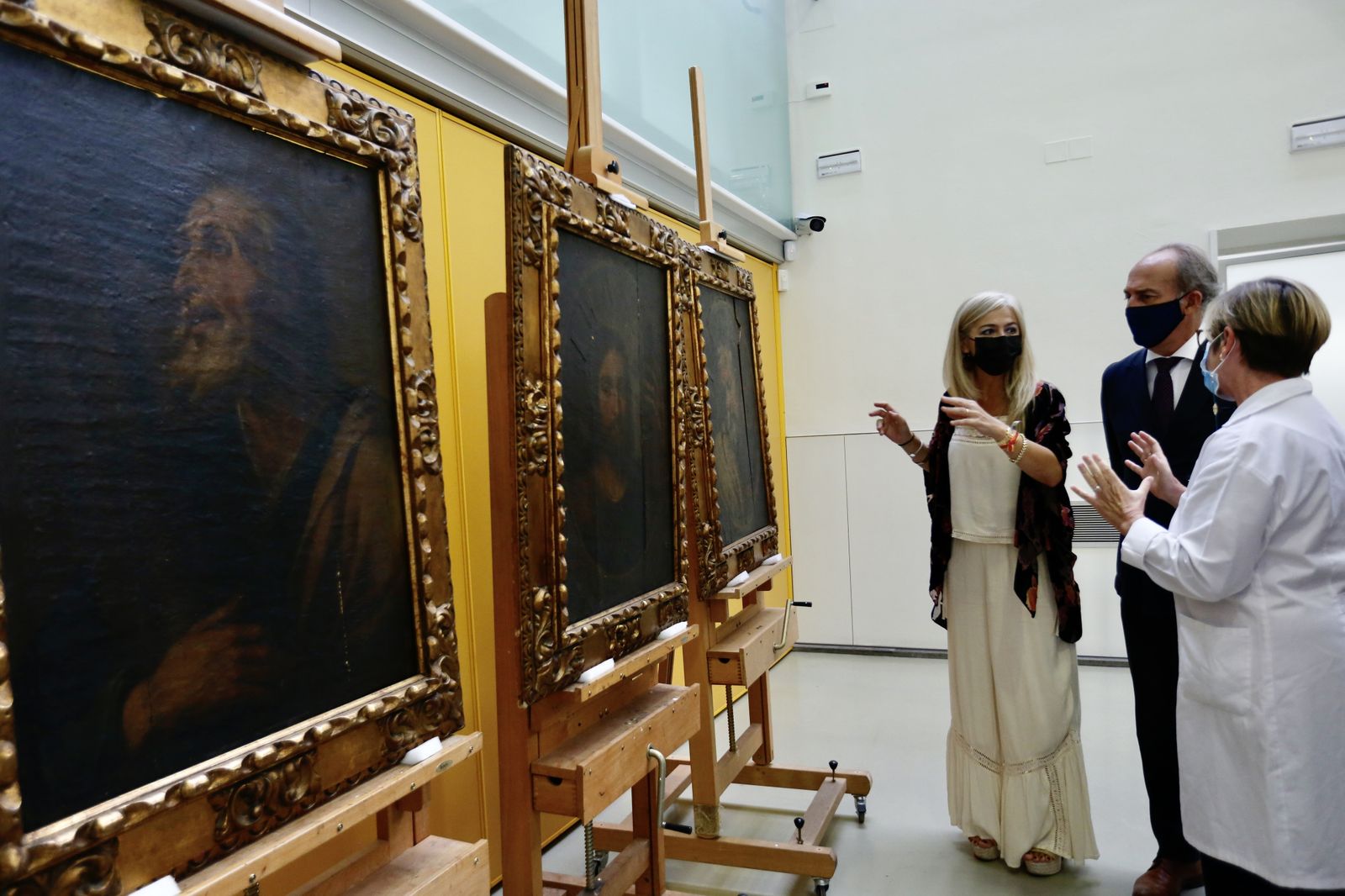 Patricia del Pozo, consejera de Cultura y Patrimonio Histórico y Gabriel Pérez, rector de la Universidad Loyola, con las obras a restaurar