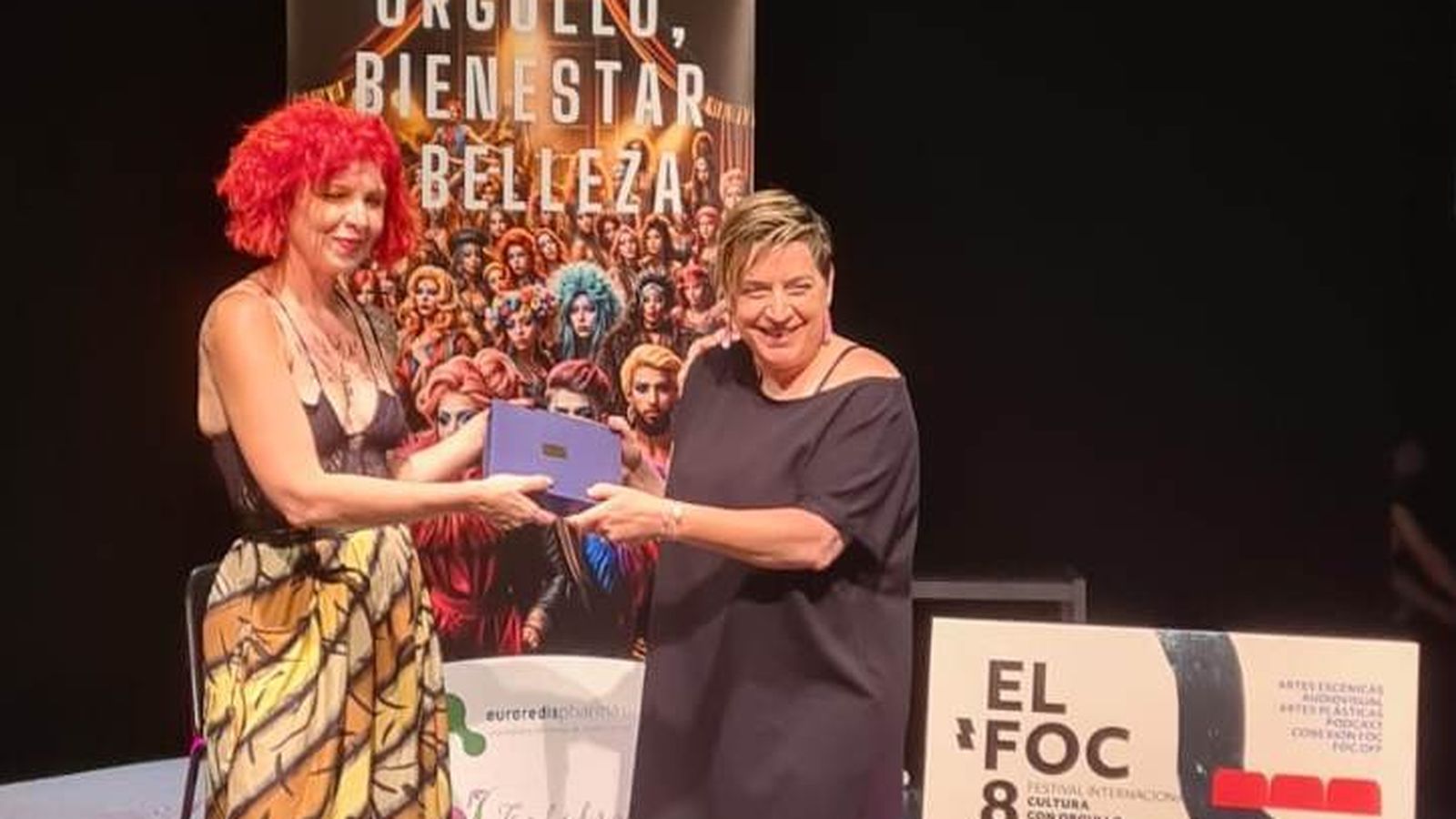 La directora de cine Patricia Ortega entrega el premio a Patricia Davis, Premio Nazario Autoria 2024 por 'Rara.(Punto)