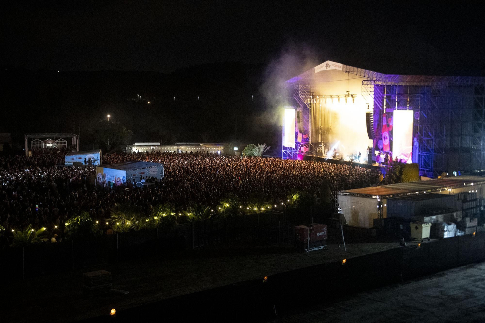 Ambiente frente a uno de los escenarios del Cala Mijas en su segunda edición.