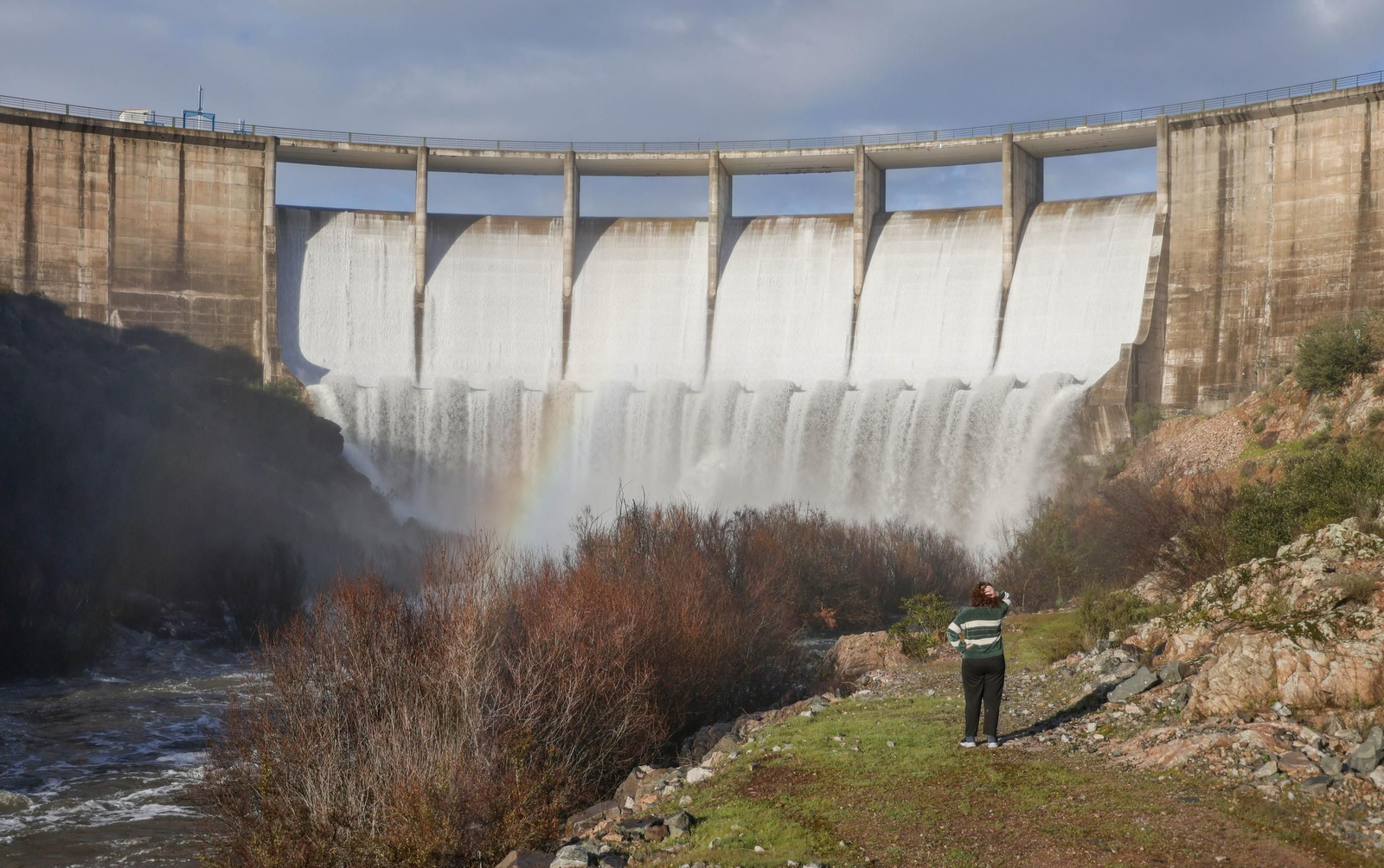 Las imágenes del desborde de la presa del pantano de Melonares