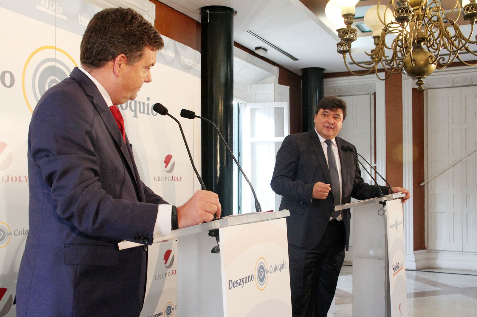 Imágenes de la conferencia y desayuno-coloquio de Gabriel Cruz, alcalde de Huelva