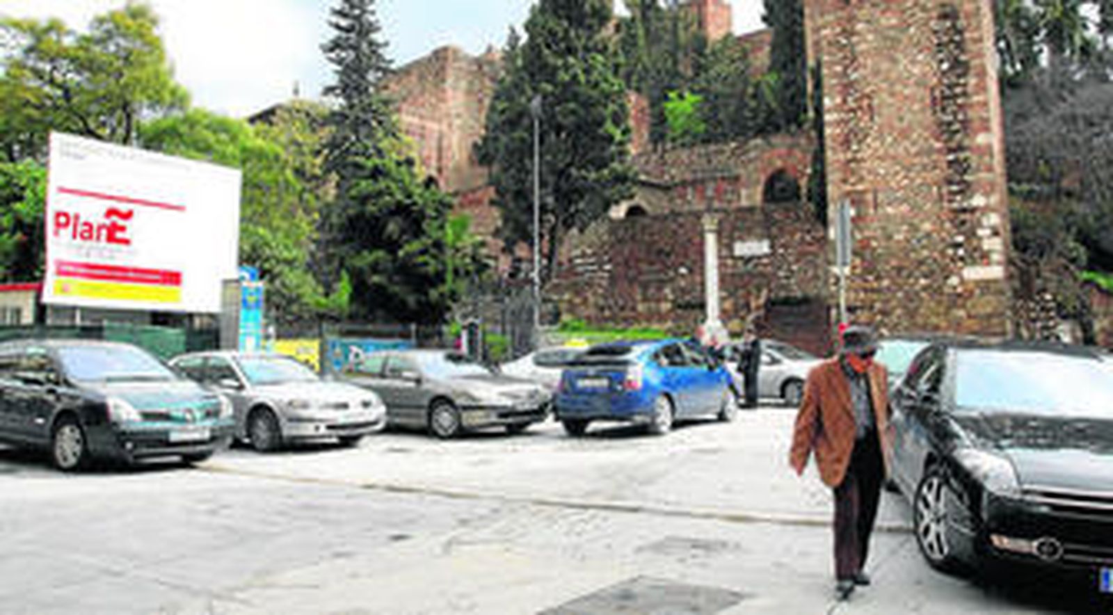 Imagen de vehículos oficiales aparcados sobre la acera, el pasado miércoles.