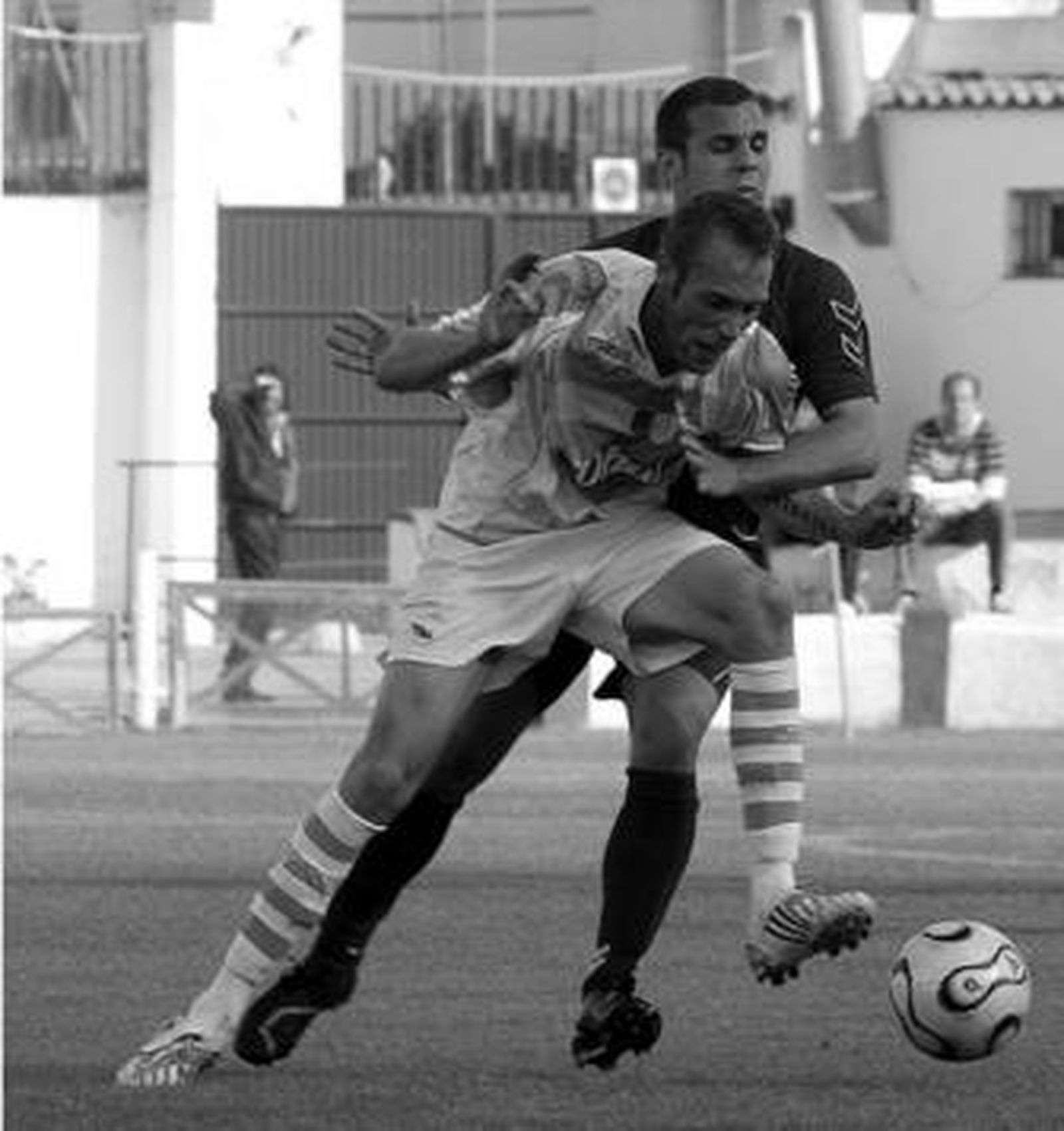 Guti agarra al puertorrealeño Lolo en un lance del encuentro de ayer.