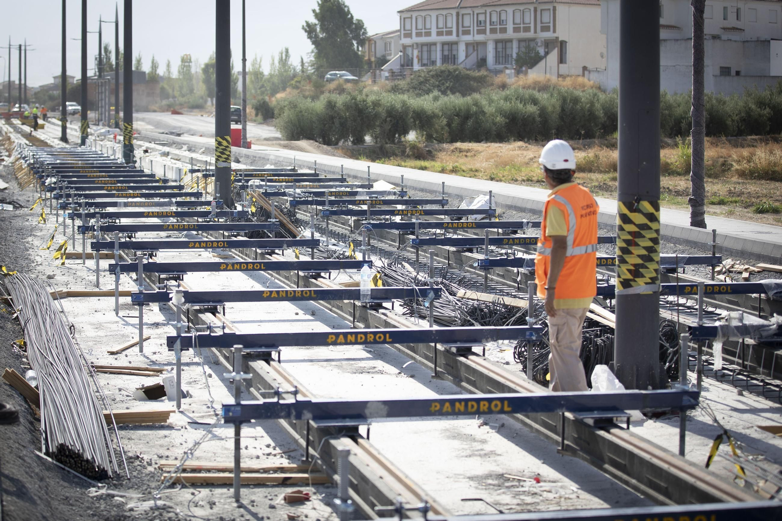 Instalación de vías en el Vial del Machuchón, donde los trabajos se han intensificado este verano