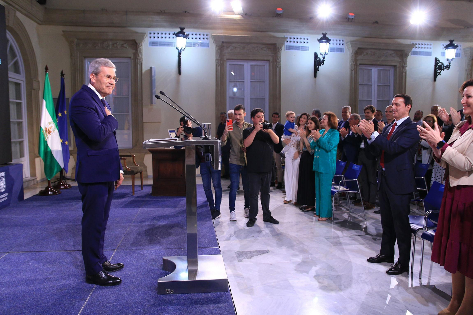 La diputación impone el Escudo de la Provincia a Pedro Caparrós