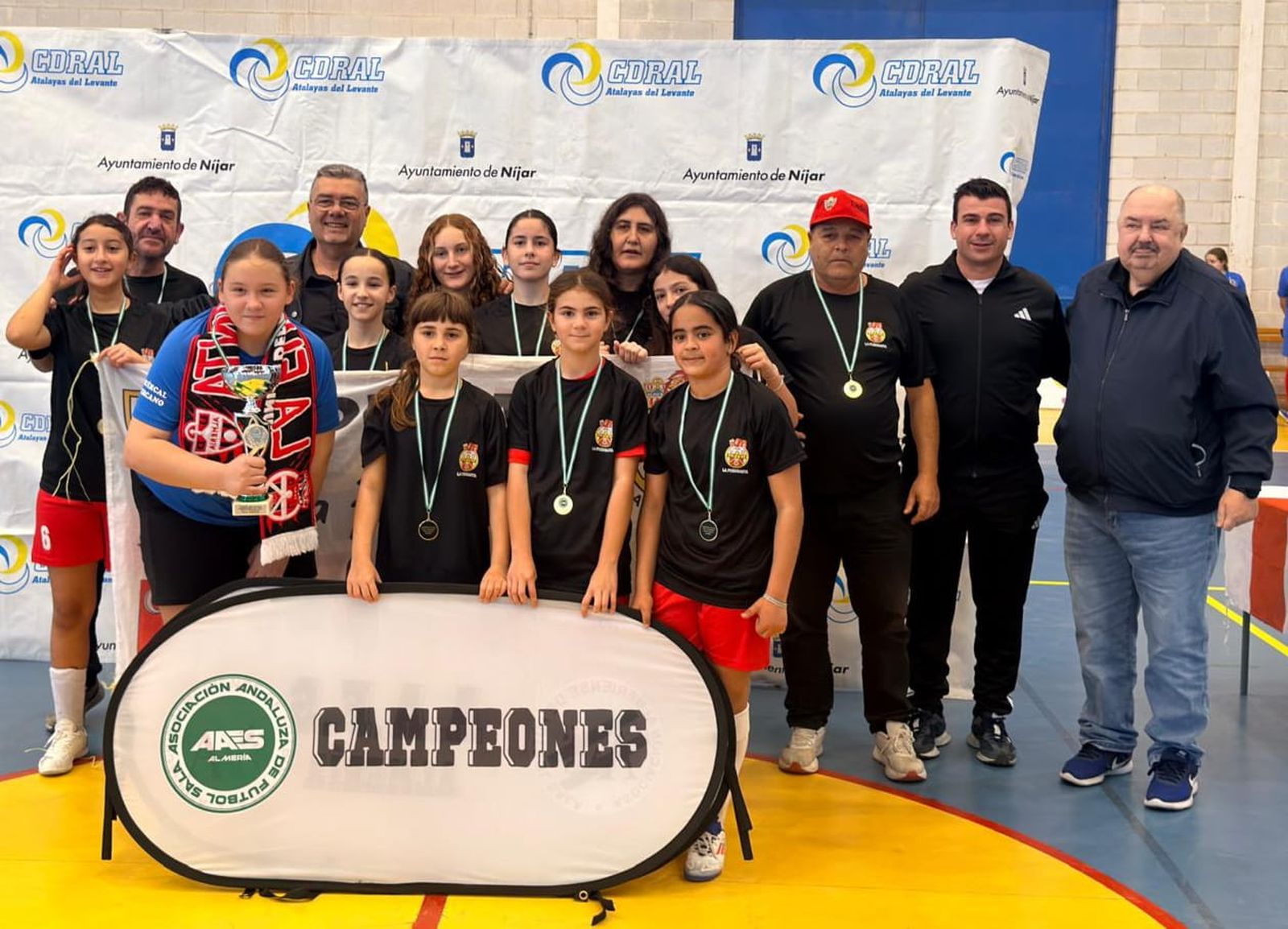 Las jugadoras de la Peña Fuensanta posan con el título conseguido en la categoría sub-12.