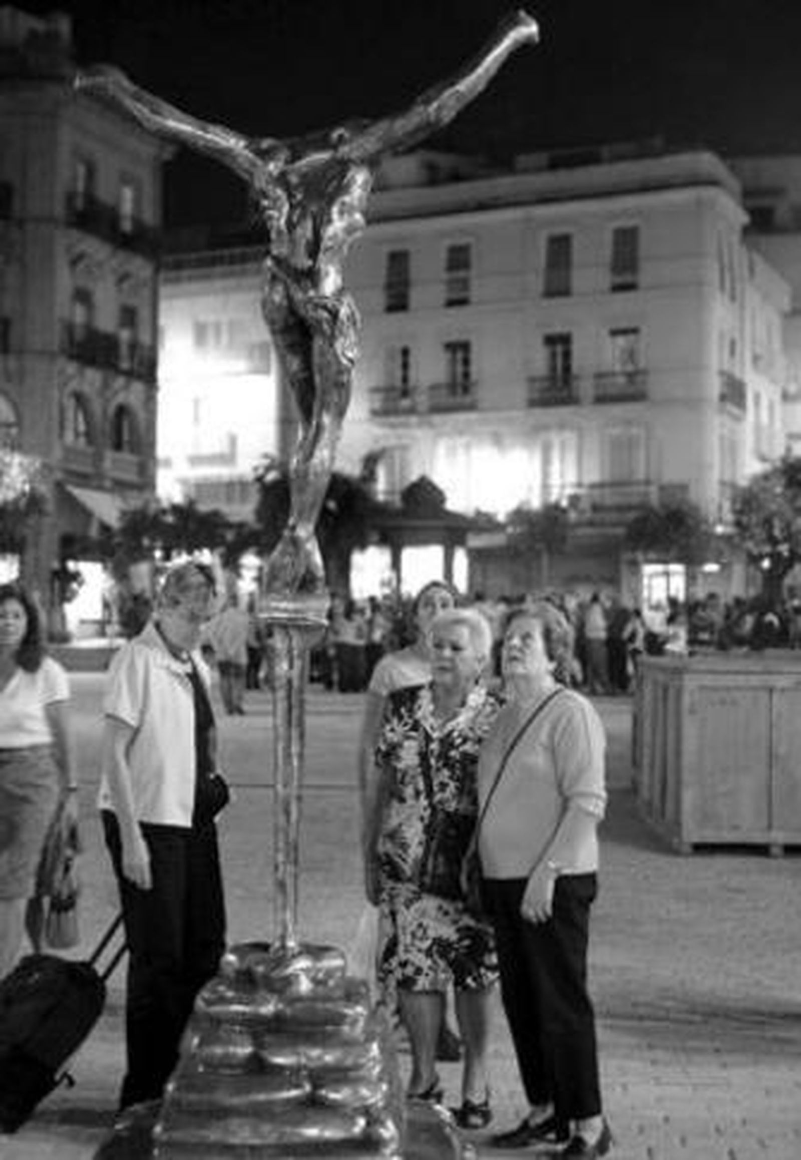 Dalí en la Plaza del Salvador, una buena excusa