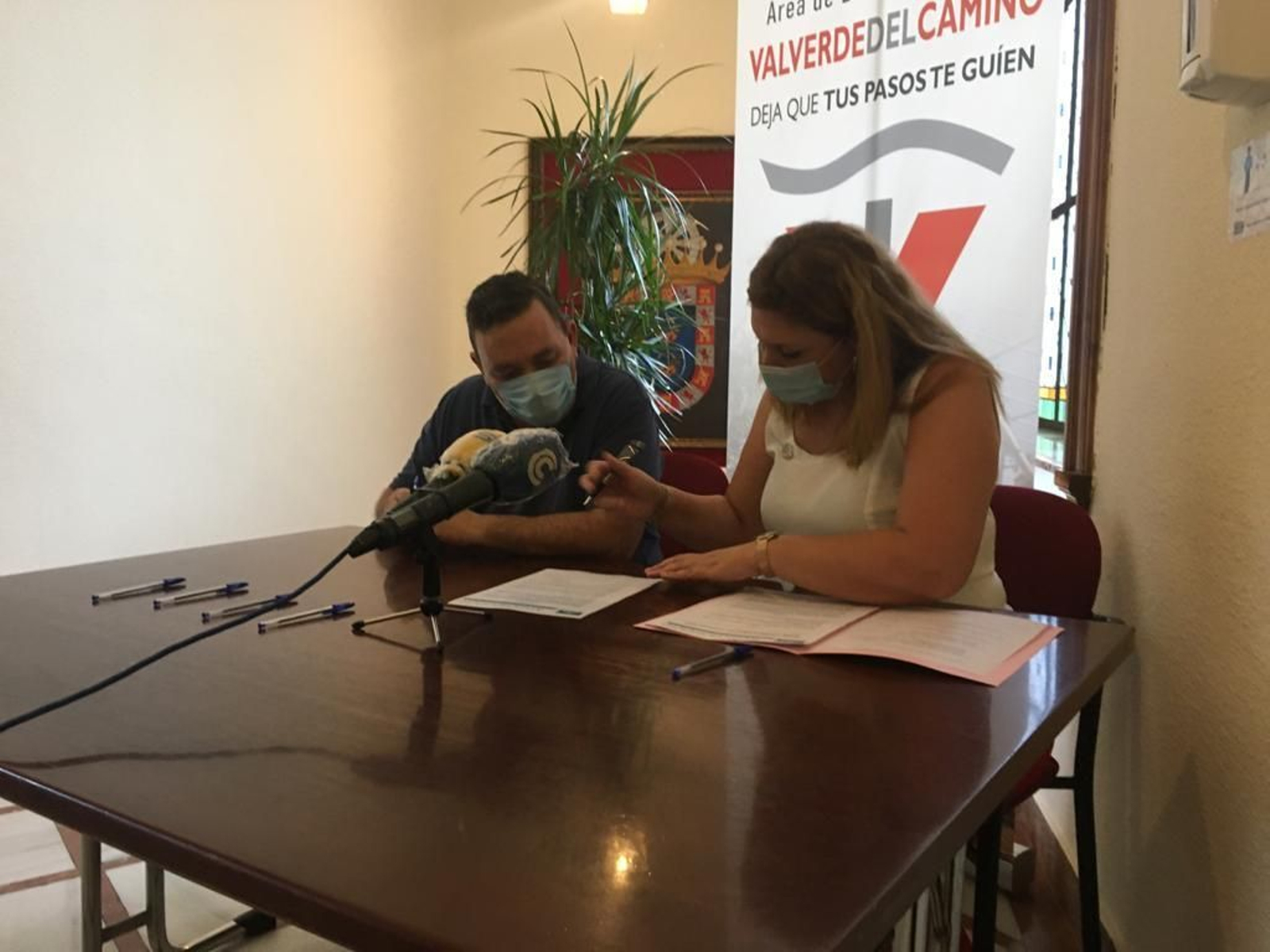 Villadeamigo y la alcaldesa de Valverde, Syra Senra, durante la firma del acuerdo.